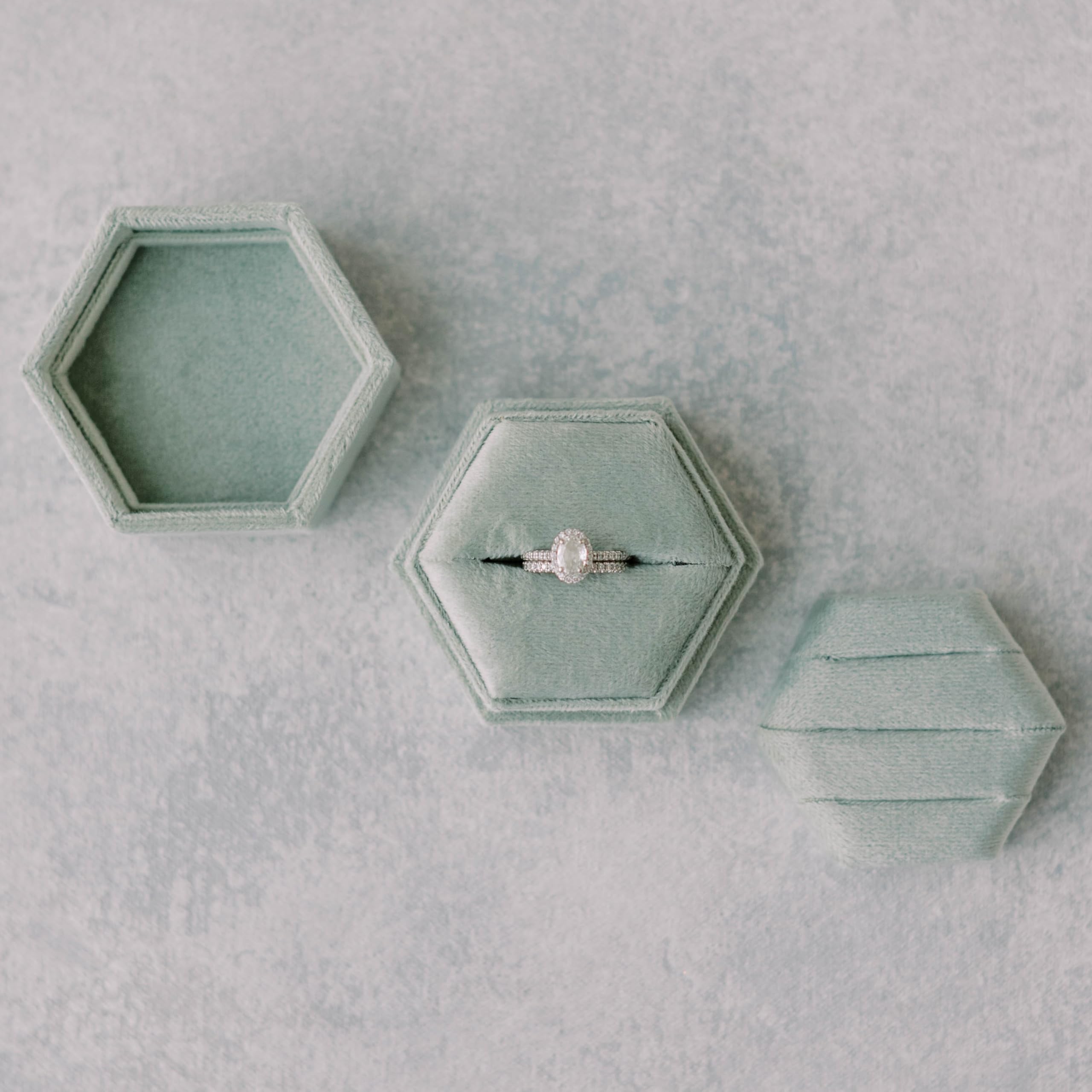 Velvet Ring Box Wedding Day | 2-in-1 Elegant Sage Green Engagement Ring Box | Ring Box 3 Slots or 1 Ring Box | Hexagon Wedding Ring Box for Ceremony | Ring Box for Proposal Light Green/Mist