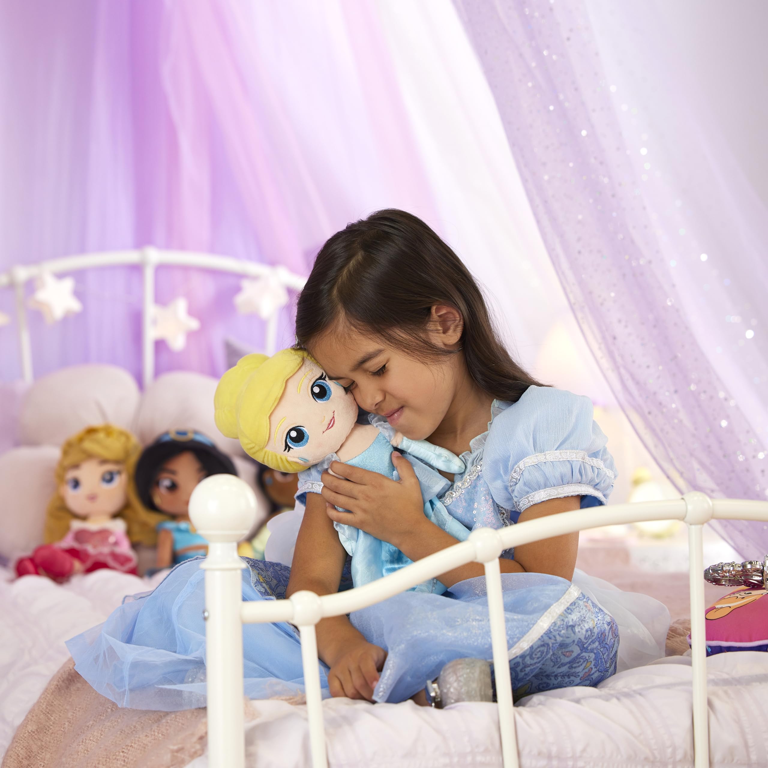 Disney Store bambola ufficiale di peluche per bambini Cenerentola, 37 cm, personaggio classico in peluche in abito iconico, dettagli ricamati e finitura morbida al tatto