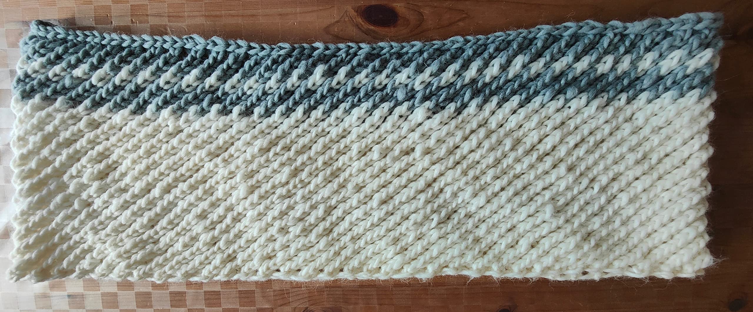 Wollschal Loop XXL ca. 122 cm lang Schal handgestrickt wollweiss/grau Schlauchschal Loopschal Rundschal Schlauchtuch gestrickt