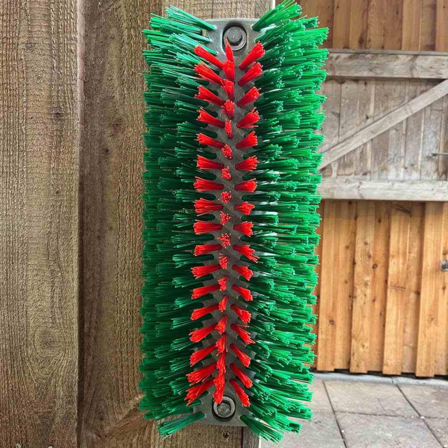 Göbel Viehbürste halbrunde Kratzbürste mit ca. 23x50 cm, grün/rot Kratzbürste Pferdebürste Stallbürste für Rinder, Kälber, Kühe, Pferde & Ziegen - die ideale Reinigung & Pflege des Fells