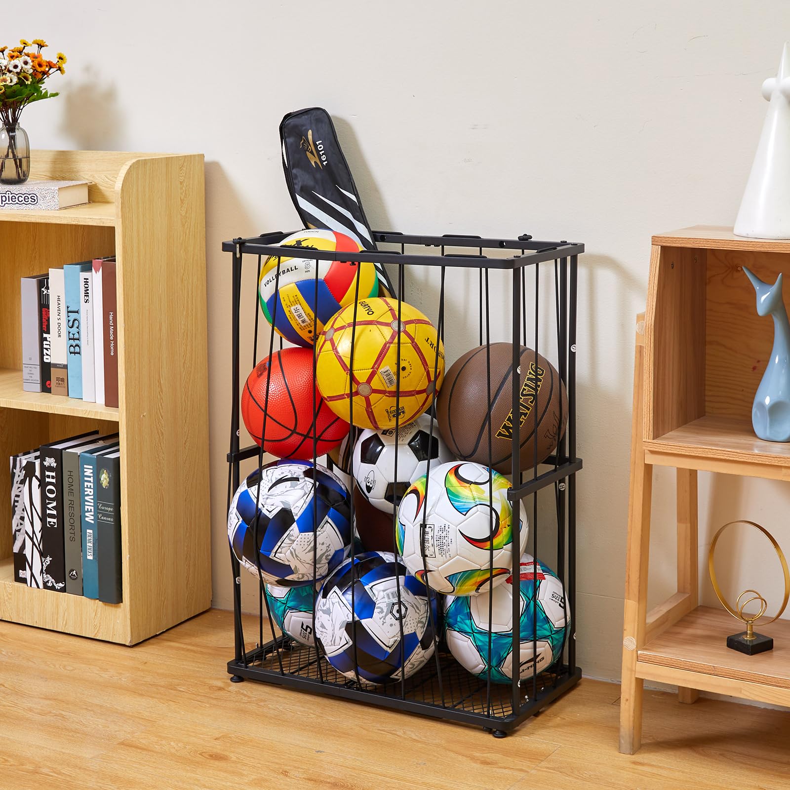 Suuiwau 4 Stufige Ballständer, Boxing Regal Sportgeräte Organizer, Ballkorb Aufbewahrungsregal mit Rädern Körben & Haken für Yogamatten, Hanteln, Basketball 44L x 30W x 116H CM