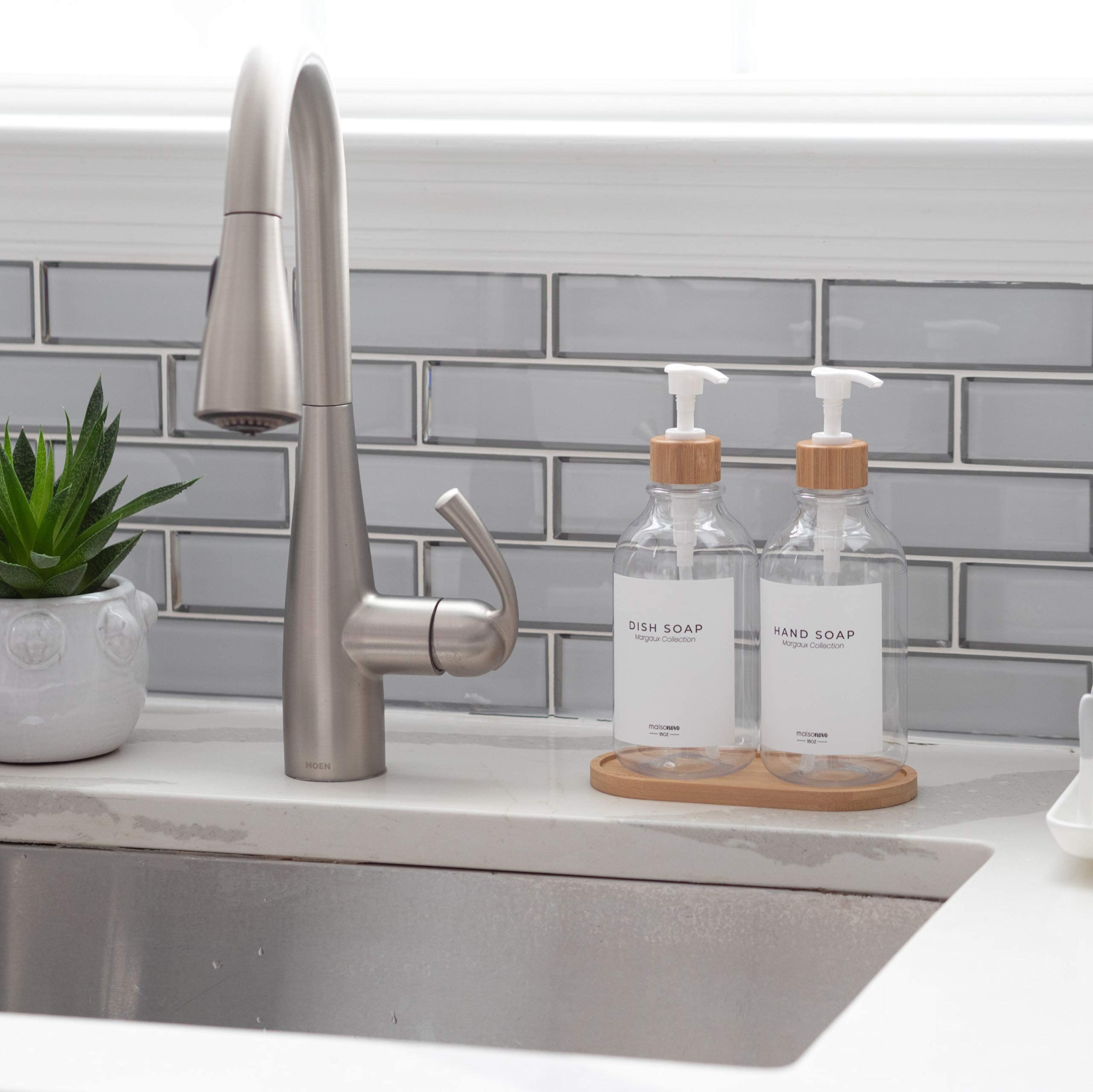 Set Van 2 Zeepdispensers Voor De Keuken, 500 Ml Plastic Badkamer Zeepdispenser Set Met Bamboepomp En Dienblad Shampoo En Conditioner Lotion Handzeepdispenser Met Waterdichte Etiketten Helder