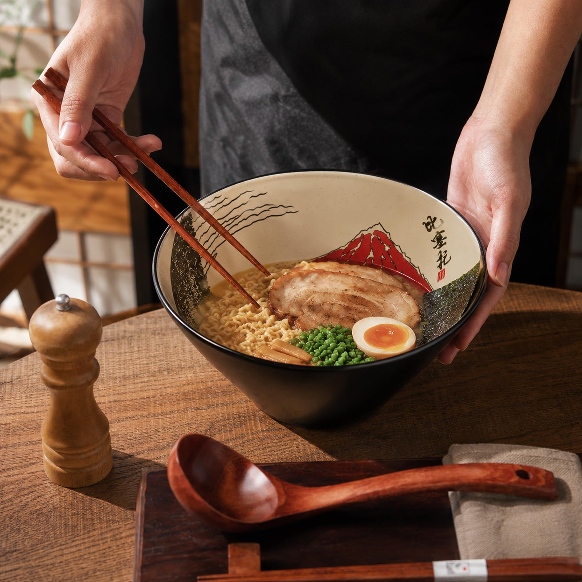 BICETTO Juego de cuencos japoneses para ramen con diseño Fuji rojo, cuencos grandes de cerámica de 60 onzas, cucharas, palillos para ramen, ensalada, poke, regalo premium para los amantes del ramen,