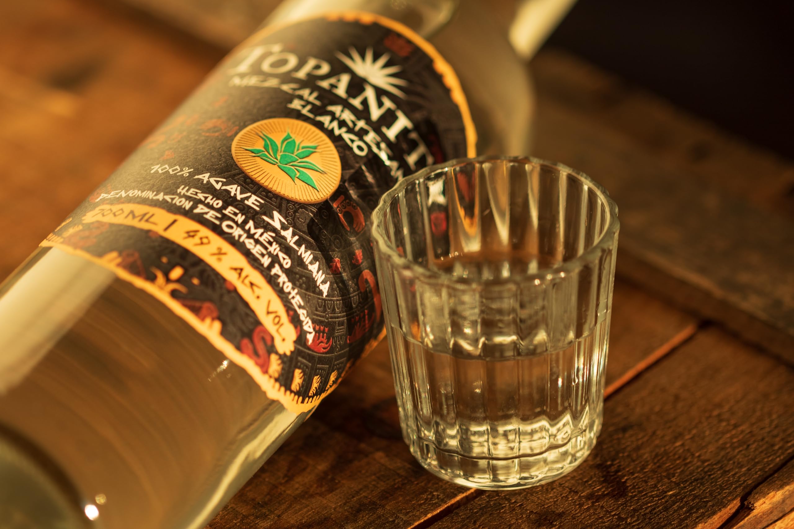 Topanito Mezcal Artesanal 100% Salmiana | Entsteht zu 100% aus der Wildagave Salmiana | Aromen von Sternfrucht, Honig, Pfirich, Zitronenmelisse, Mate, und sehr dezentem Rauch. | 1 x 700ml