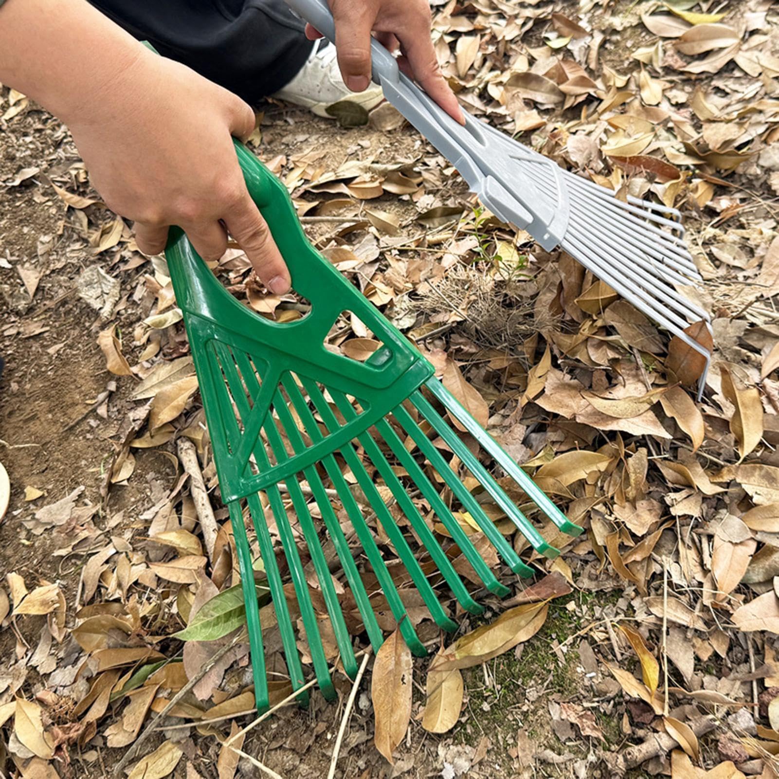 Râteau de jardin – Râteau à feuilles de 55,9 cm, support robuste avec large manche long | Pelle à griffes de jardin, arbustes, pin déchiqueté, paysage en plein air, camping,