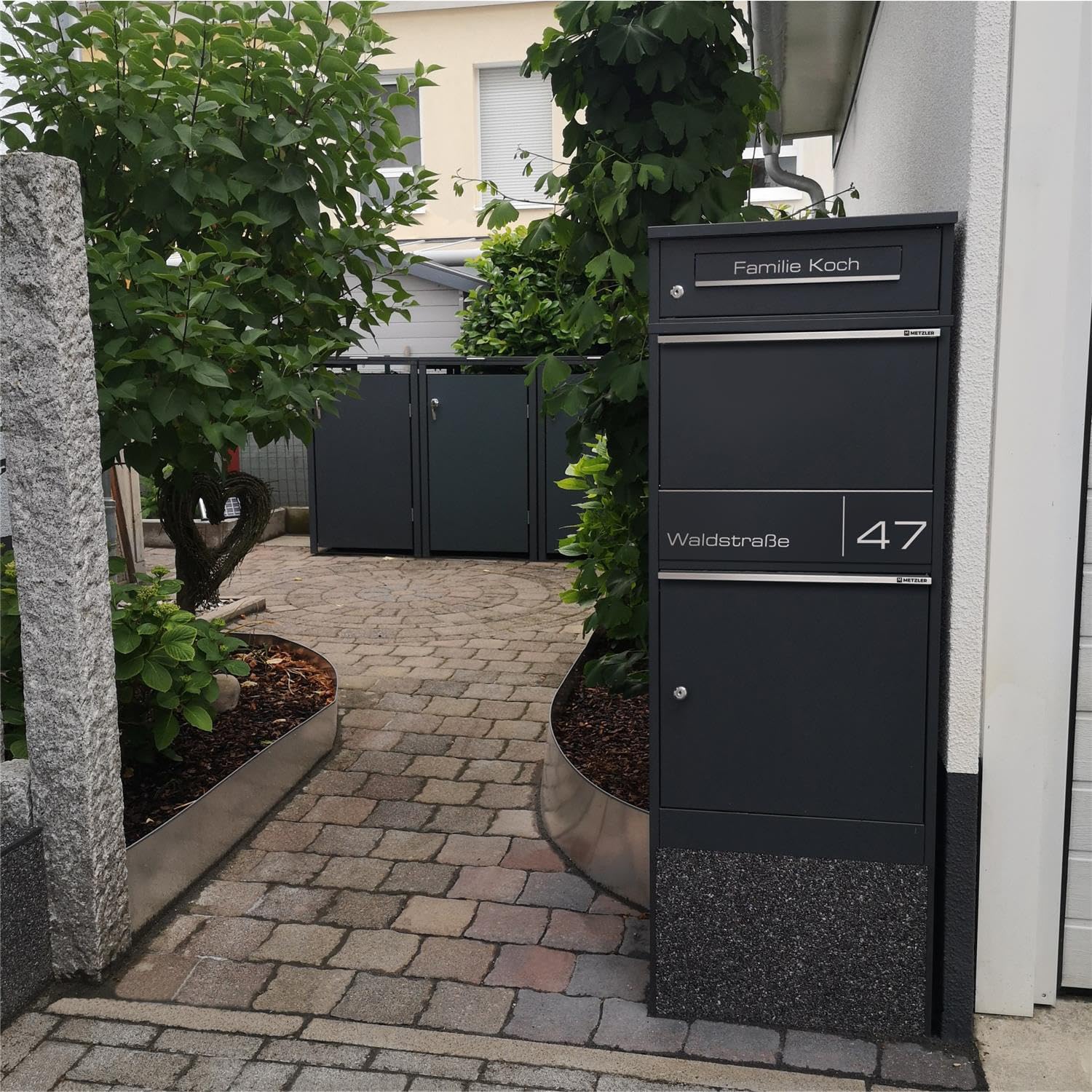 Metzler Paketbox draussen groß in Anthrazit - Briefkasten mit Paketfach personalisiert mit Gravur - Standbriefkasten mit Edelstahl Namensschild pulverbeschichtet in RAL 7016 rostfrei und massiv