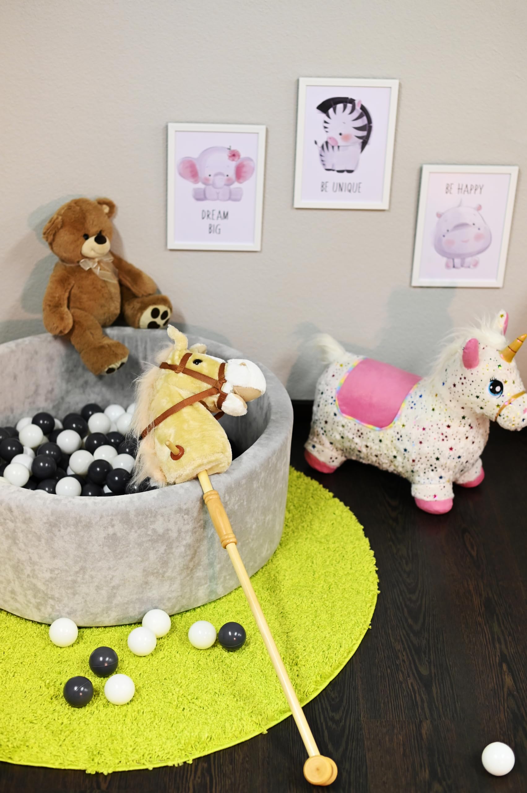 Knorrtoys 40101 - koń na kiju "Sugar", jasnobrązowy