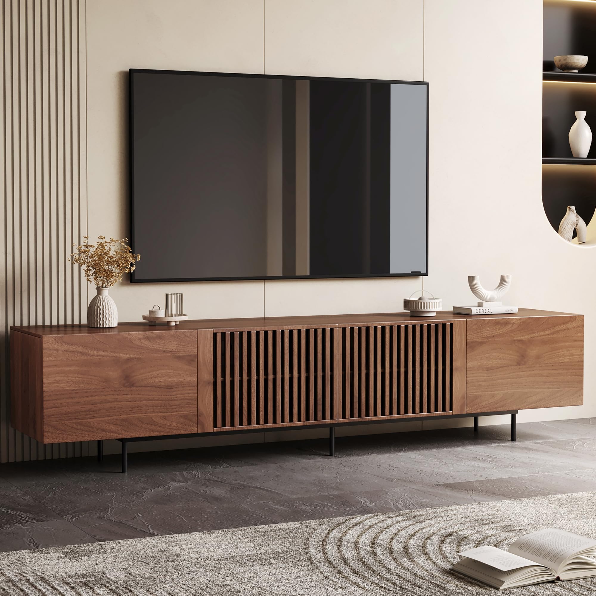 TV-Schrank 240 cm, TV Lowboard für 85 Zoll TVs, Walnuss | 240 cm Breite, Für Fernseher bis 85 Zoll, 6 Staufächer, Walnussoptik, Lamellentüren aus Eschenholz, Pflegeleichte Oberfläche