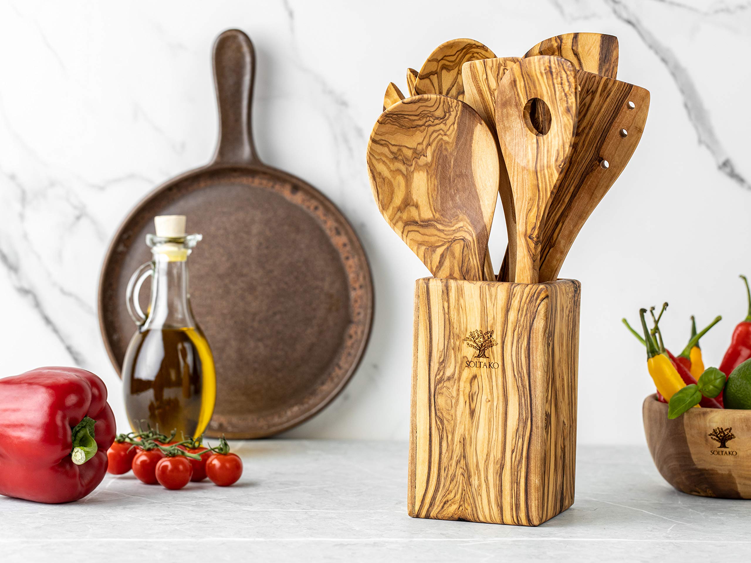 SOLTAKO Ustensiles de Cuisine avec Support, Lot de 7 Cuillères de Cuisine, Spatules, Palettes, Cuillères, Couvert à Salade en Bois d’Olivier Brut, Cuisine Accessoires 30cm