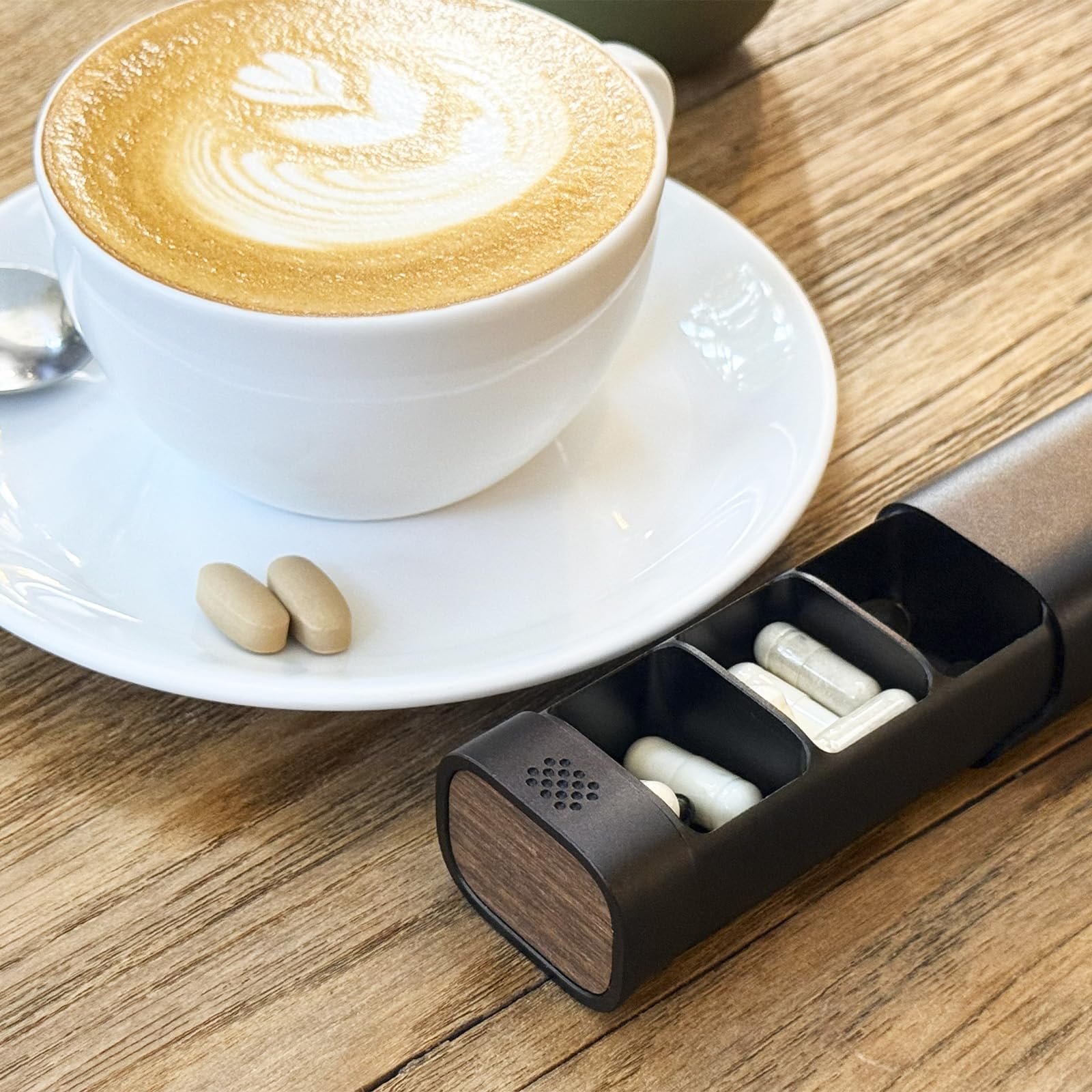 Pastillero Semanal de Aluminio Premium – 100% Metal, Base de Madera, Gran Capacidad & Diseño Elegante – Calidad Médica, Ideal para Viajes, Sin Plástico - Negro