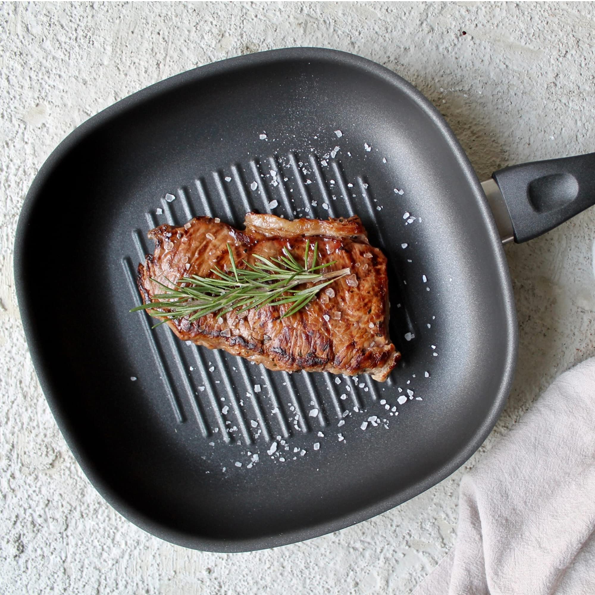 KLAMER Grillpfanne 28 cm Induktion Schmorpfanne Steakpfanne aus Edelstahl | Greblon C3+ Beschichtung mit hoher Antihaftwirkung, Aluminiumkern für optimale Wärmeverteilung und Schüttrand, PFOA-frei
