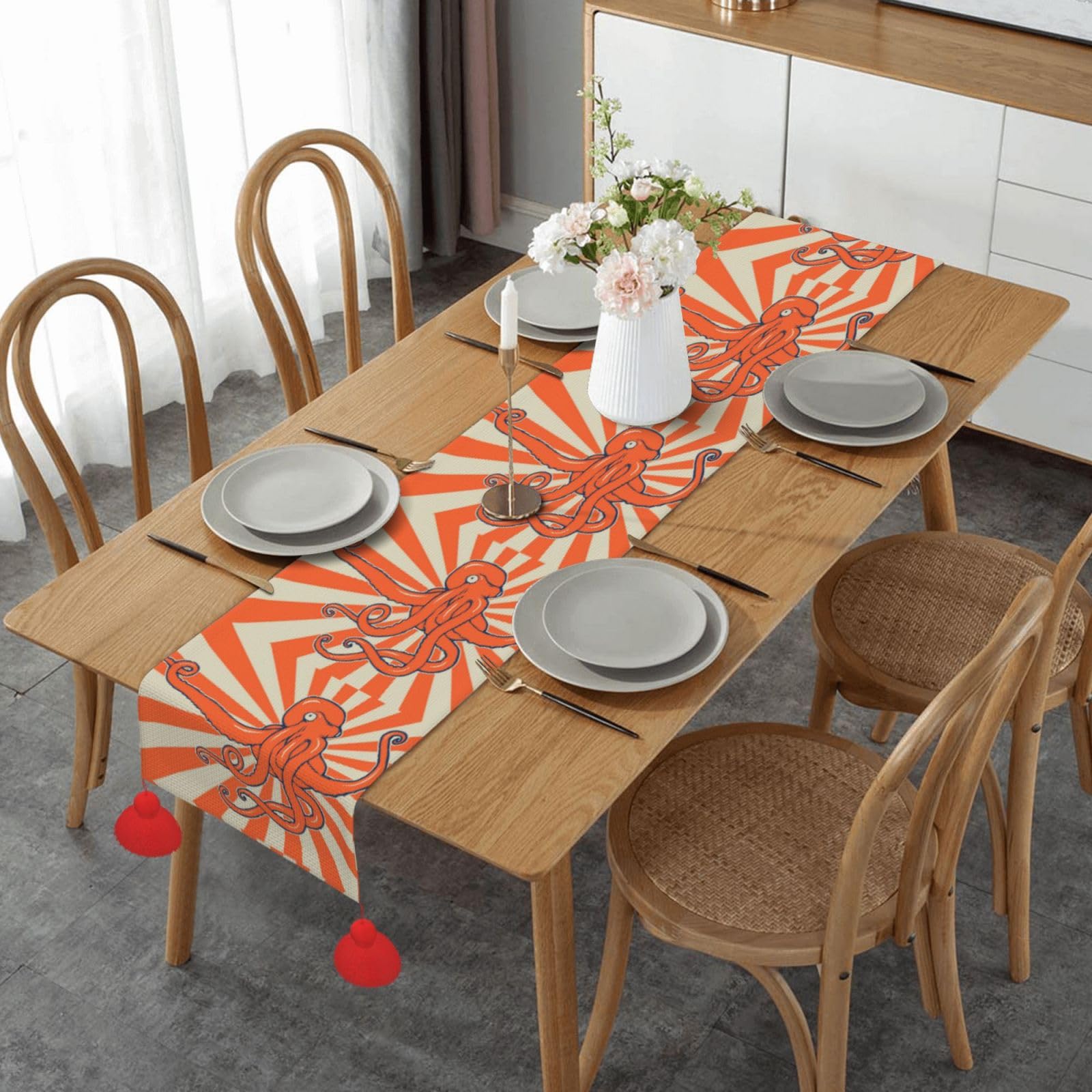 Chemin de table de Noël pieuvre amusante et lumière du soleil avec beaux pompons