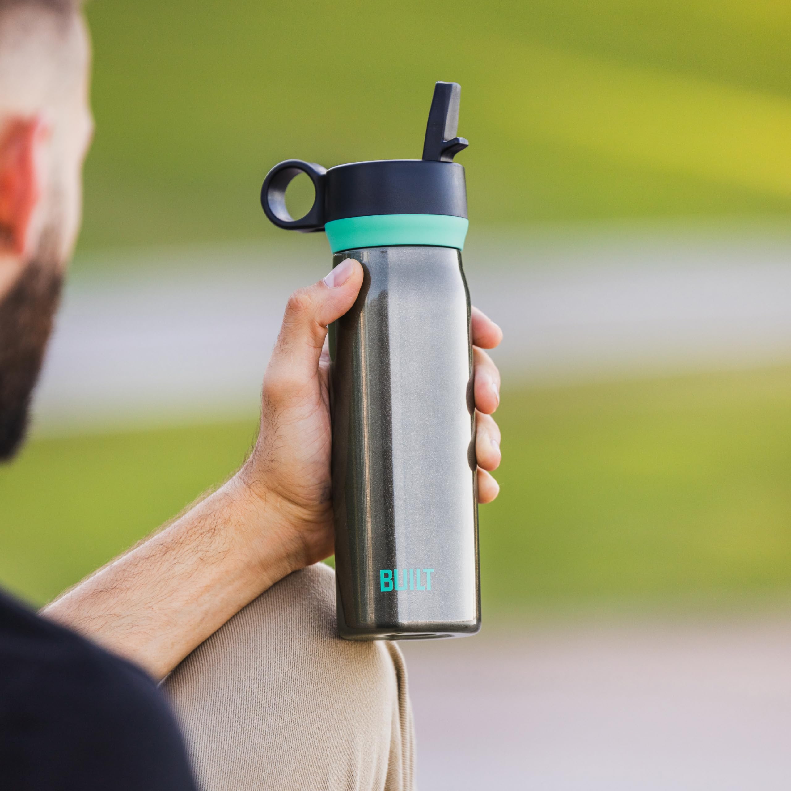 BUILT Botella en cascada de acero inoxidable de doble pared de 20 onzas líquidas, tapa con popote resistente a derrames, vaso de viaje con agarre de goma para mantener las bebidas frías y calientes