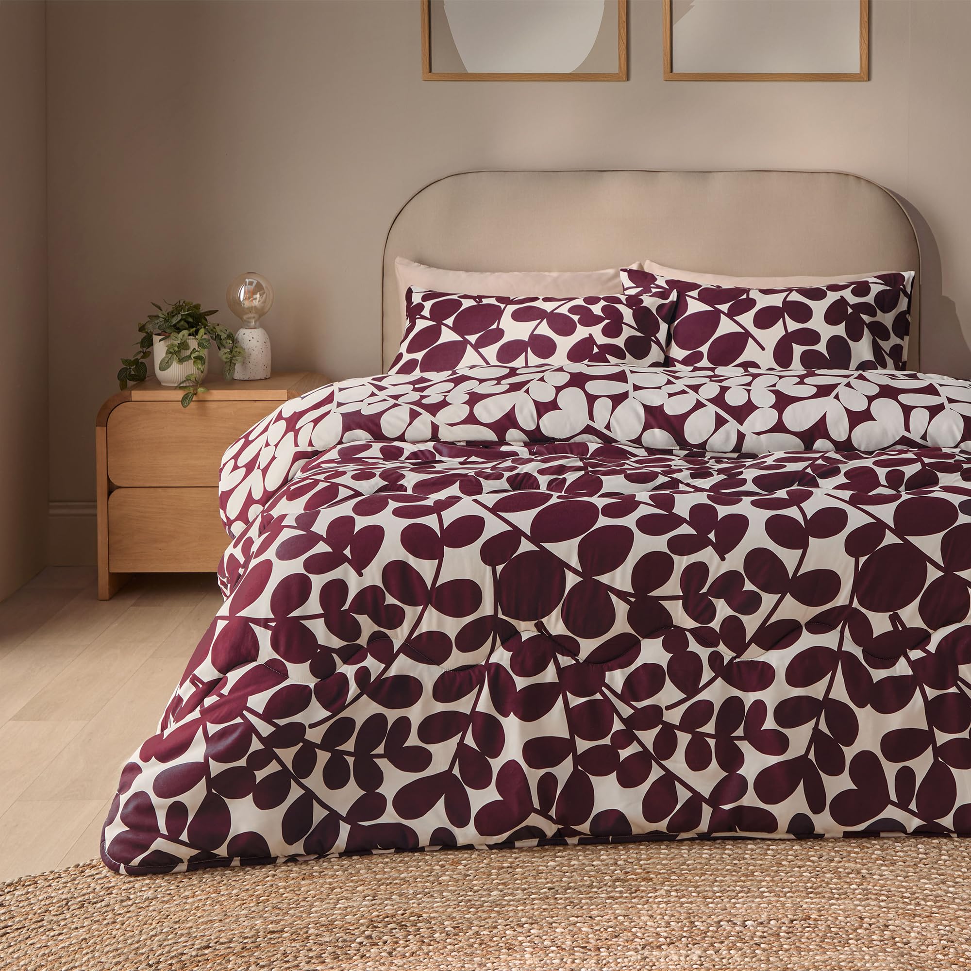 Silentnight Coverless Leaf Print Duvet & Pillowcase Set - Supersoft Stylish 10.5 Tog Bed Quilt - Two Reversible Designs - All Year Round Comfort No Cover Needed, Berry, King — image 1