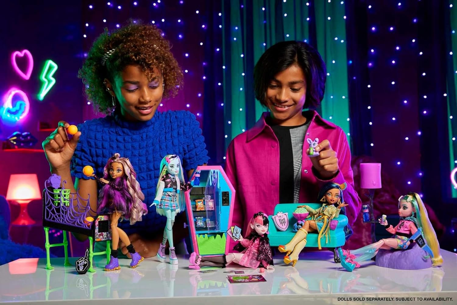 Monster High Playset, Student Lounge with Doll House Furniture, 2 Pets & Themed Accessories, Working Vending Machine