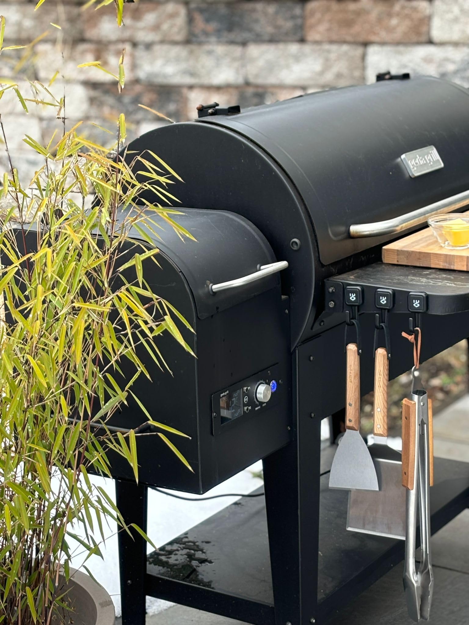 GEDA Grill Pelletsmoker 'Odin' 80°C - 265°C, Pelletgrill mit Direkt Feuer, Räucherofen inkl. Fleischsonde, ausklappbare Ablage, Smoker elektrisch ('ODIN 65', Controller Plus mit Wlan + Abdeckhaube)