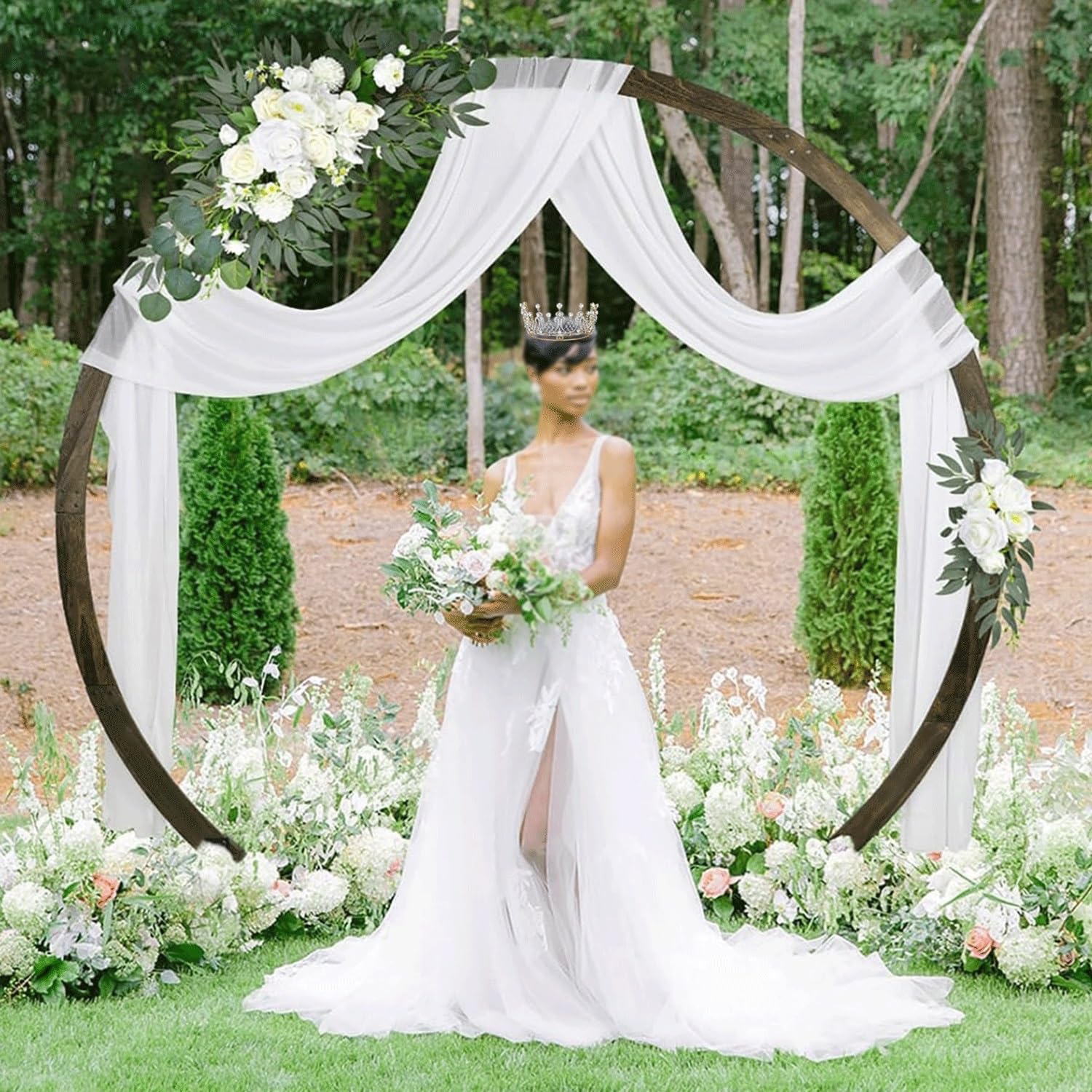 Arco di nozze rotondo in legno romantico decorazione da giardino all'aperto per cerimonie sfondo perfetto per matrimoni, anniversari ed eventi speciali.