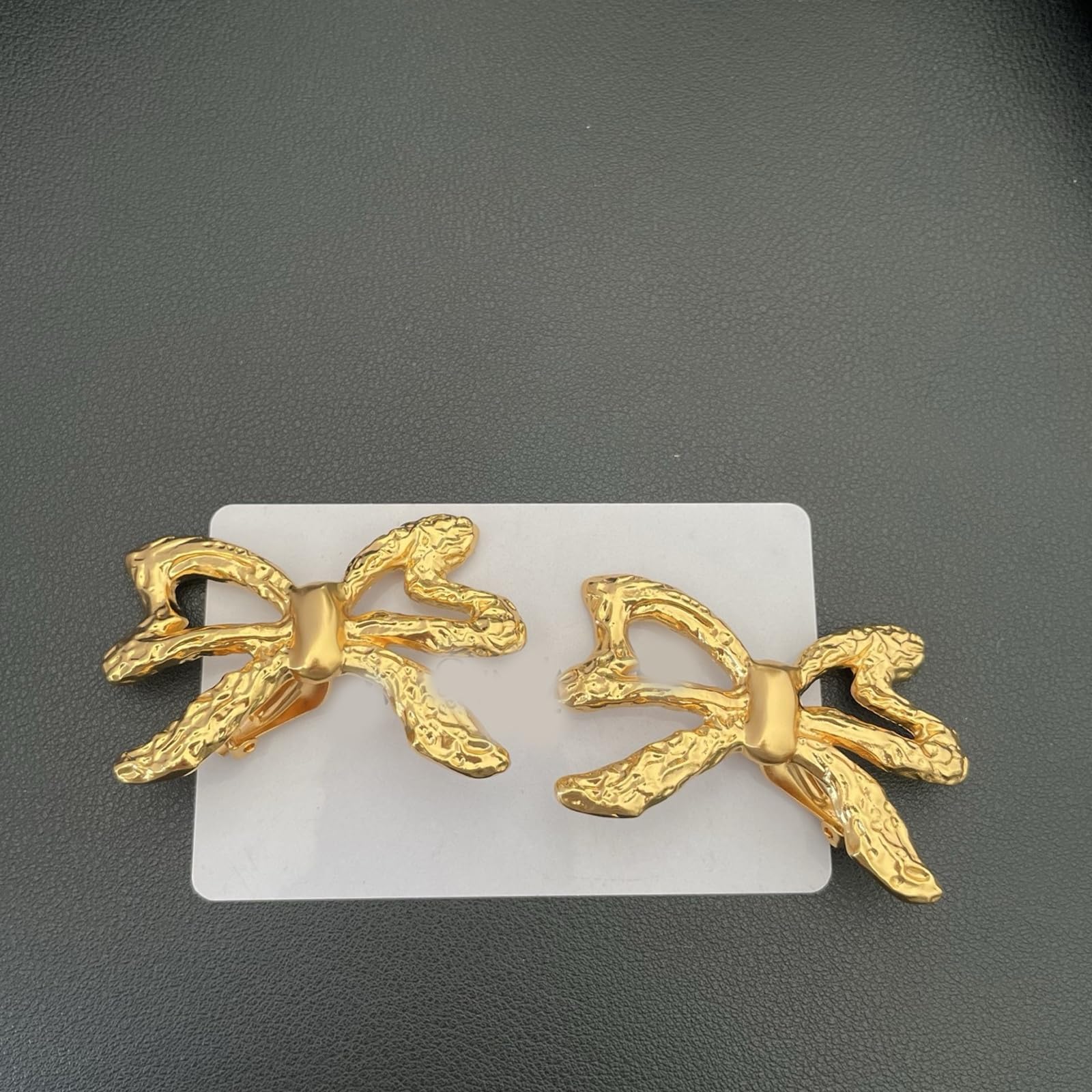 Orecchini a clip minimalisti a forma di fiocco, da donna, realizzati in robusto rame, orecchini tradizionali con design curvato