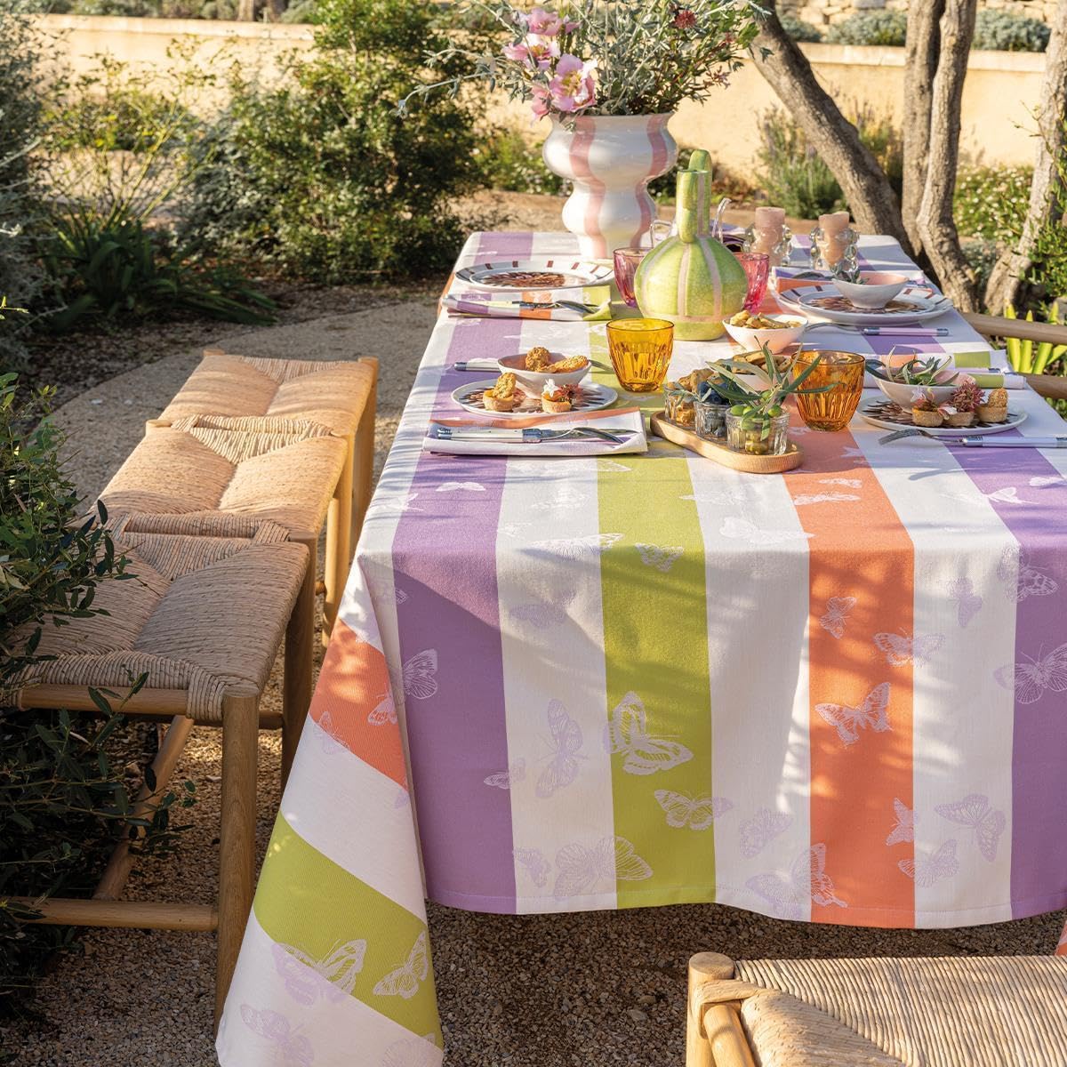 LE JACQUARD FRANÇAIS Tischdecke Bal des Papillons Lilas 175x175 cm Baumwolle