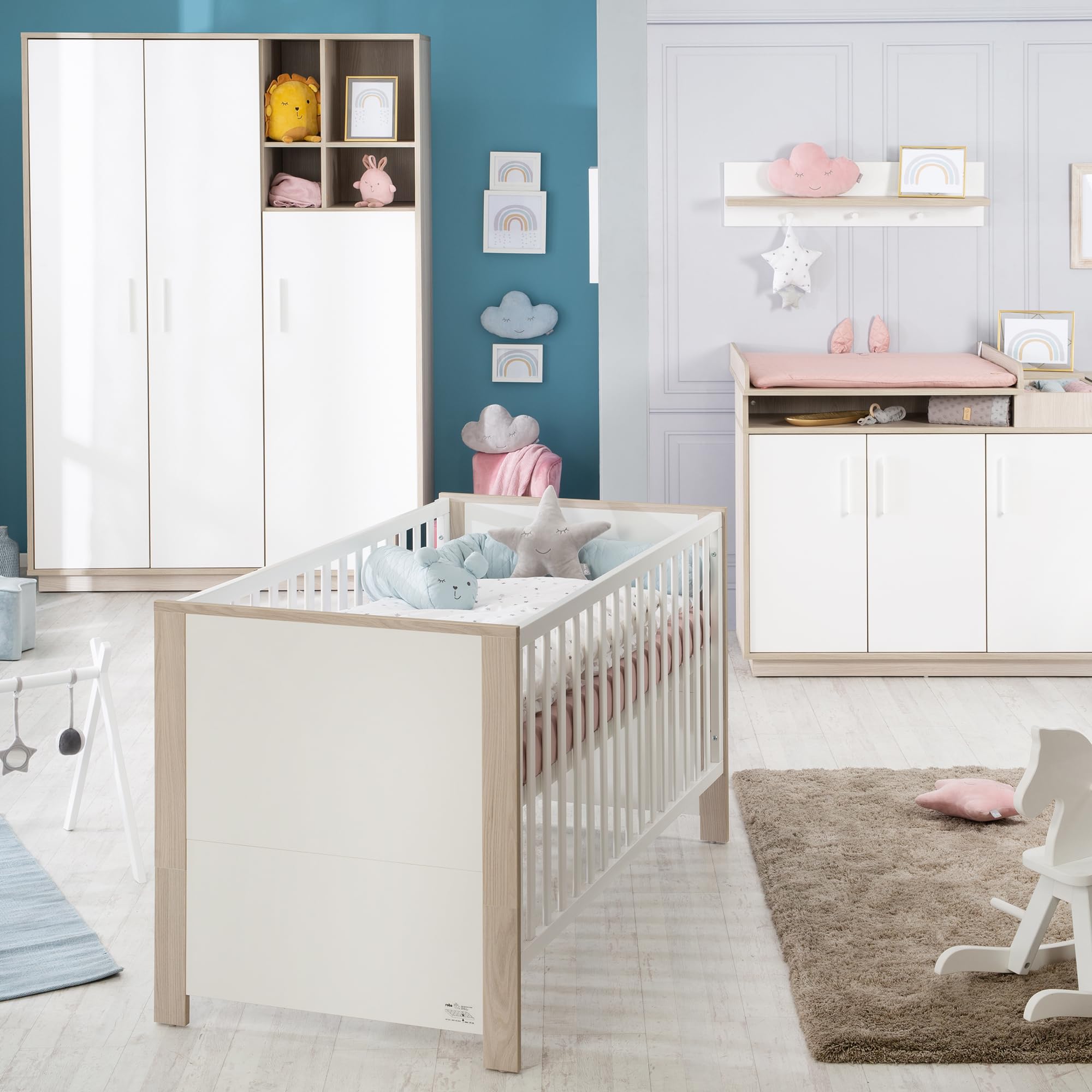 roba Chambre Bébé Complète Olaf - Lit Évolutif 70 x 140 cm + Commode à Langer + Armoire à 3 Portes - Blanc / Décor Bois