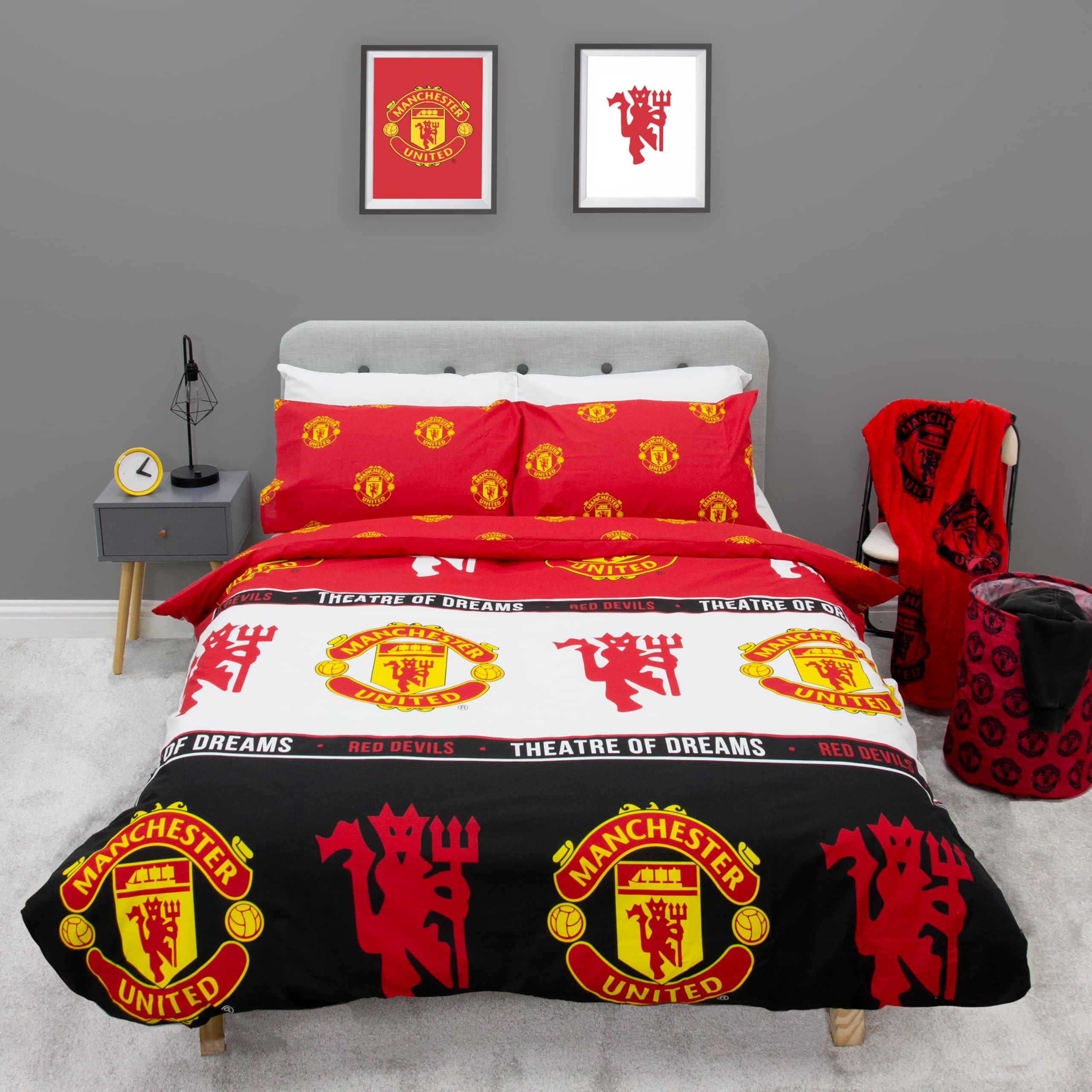 Offizielles Doppelbettbezug-Set von Manchester United FC, Patch-Design | Roter, wendbarer, zweiseitiger Fußball-Bettbezug, offizielles Merchandise, inklusive passender Kissenbezüge