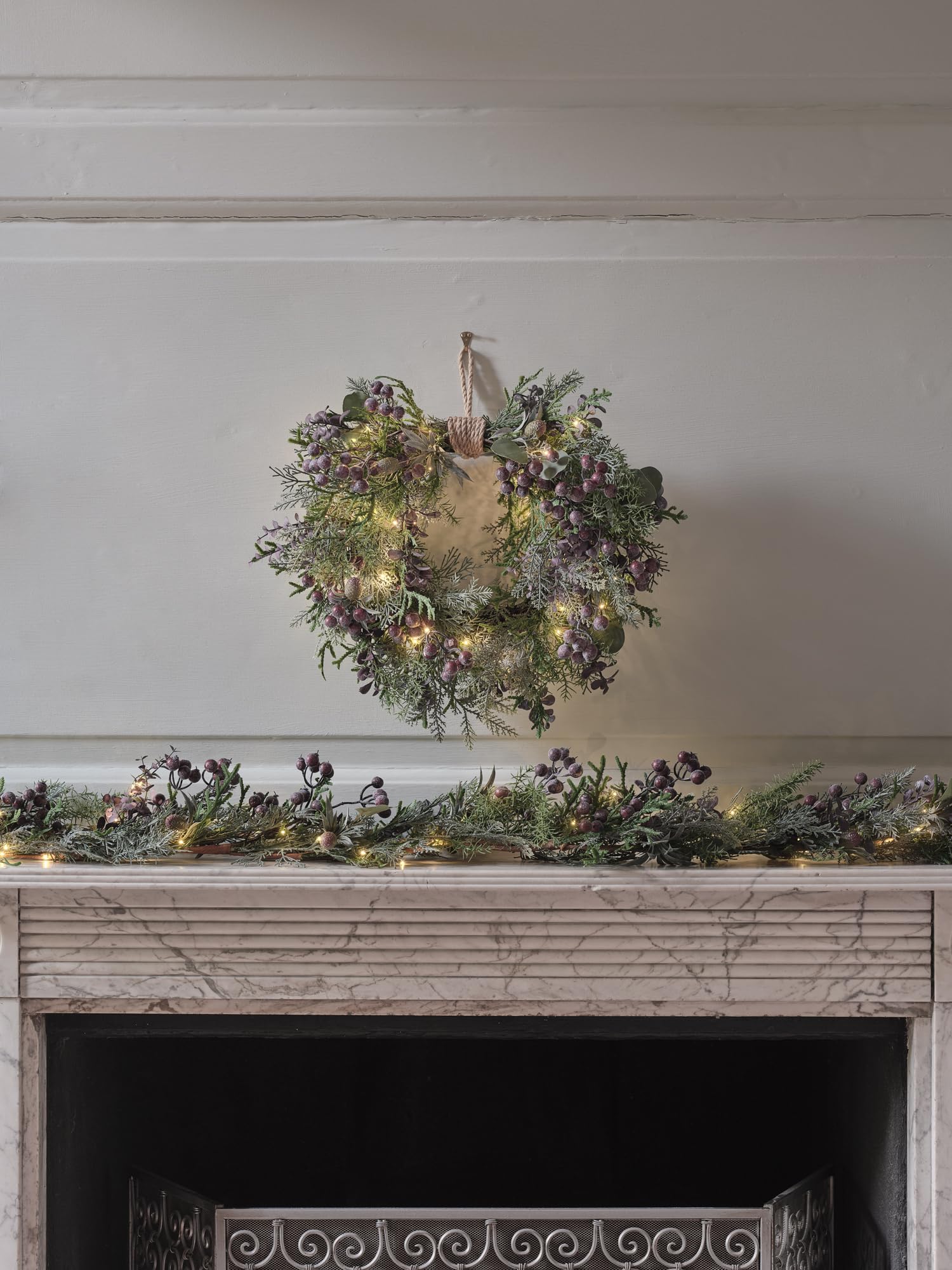 Light4fun Winterkranz mit 40 warmweißen LEDs beleuchtet | künstliches Tannengrün und lilafarben Beeren | Deko Weihnachten Herbst Halloween | Weihnachtsgirlande für Innen
