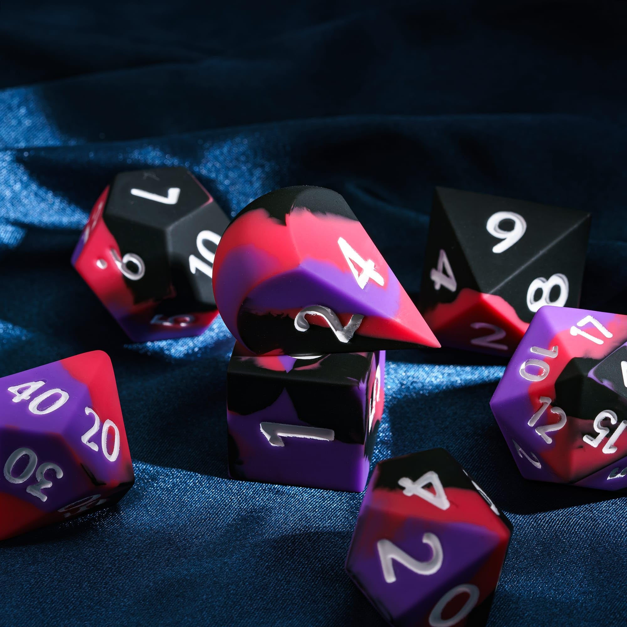Set di 7 dadi jumbo in silicone per DND, 25 mm, con bordi rotondi, morbidi e perfetti, per giochi di ruolo di D&D, bar, pub, club, aule, feste (viola, nero, rosso)