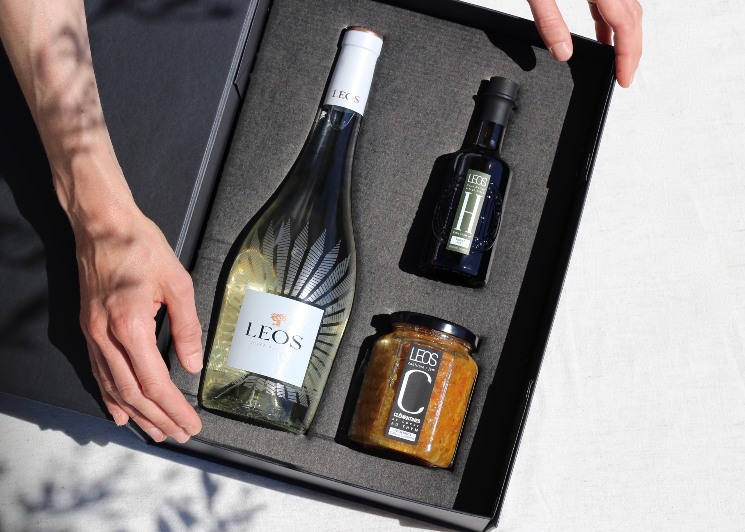LEOS - Coffret Cadeau Gastronomique - Gourmandises de Noël - 3 Produits - Vin Blanc - Huile D'Olive Fruité Vert - Confiture d'Abricot