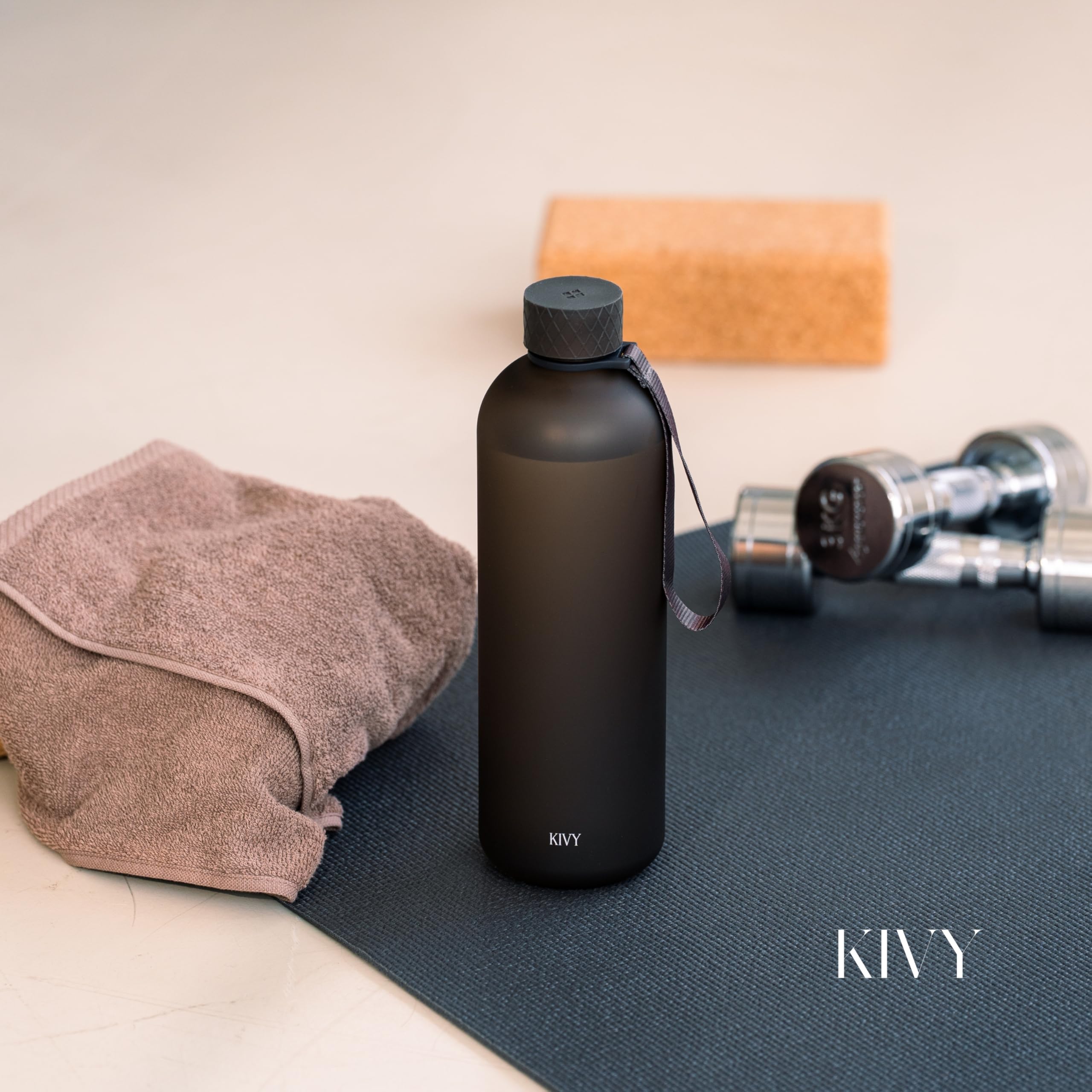 KIVY Duża butelka na wodę 1,5 l [Lekka i odporna na uszkodzenia] Pasuje do plecaka i uchwytu na kubki do podróży, sportu, szkoły - Bardzo duża butelka na wodę bez słomki - Butelka wodna 1,5 l