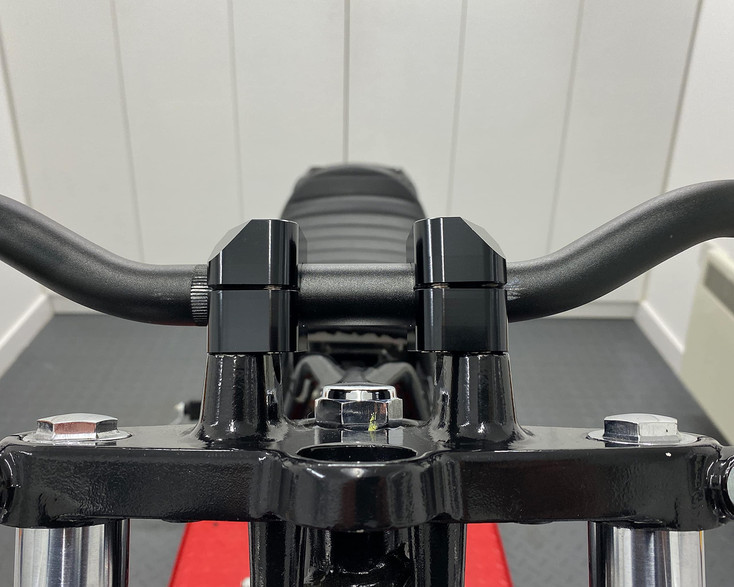 Motorradlenkererhöhung, schwarze Klemmen für 22 mm Lenker, 20 mm Erhöhung