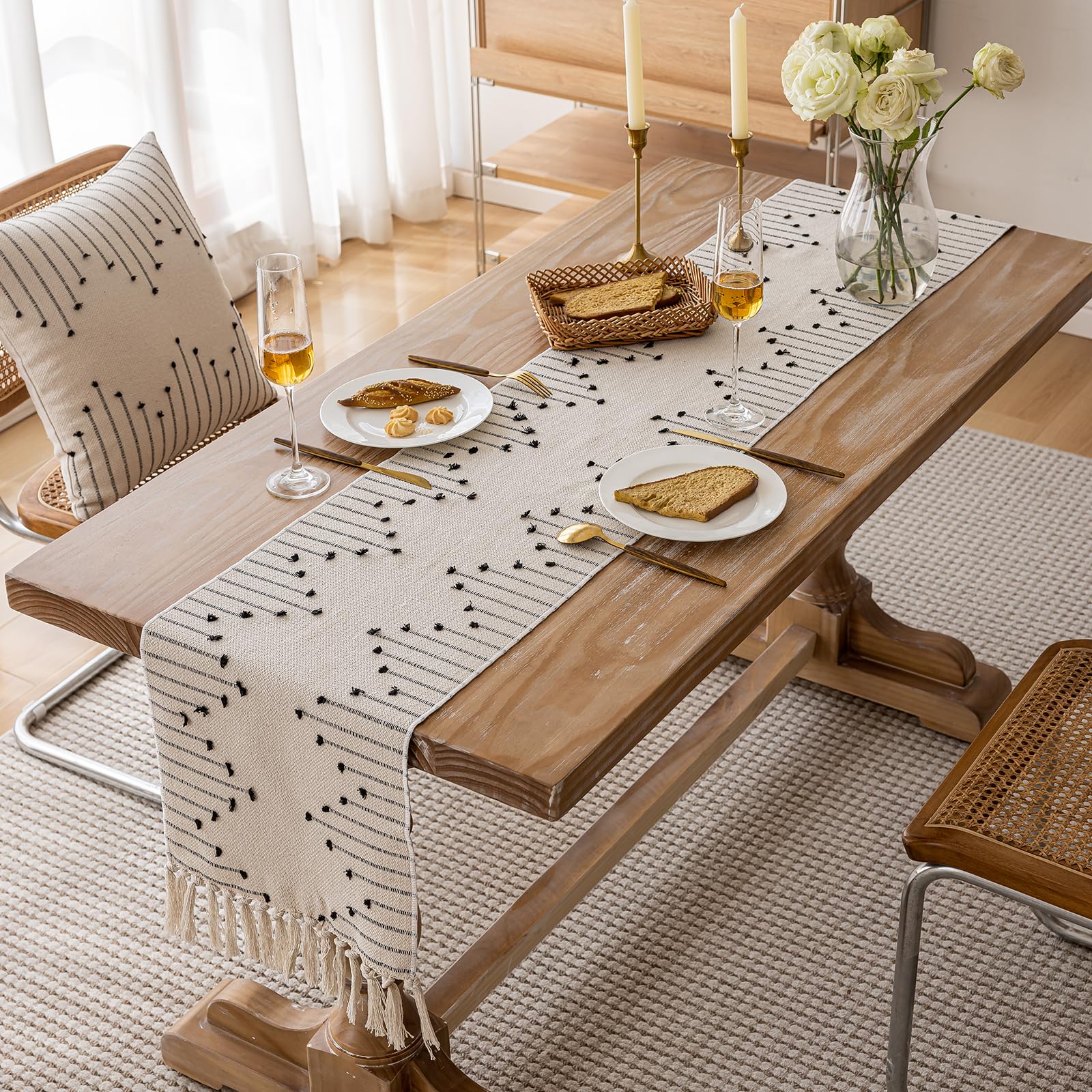 Joyfol Day Camino de mesa de algodón bohemio, camino de mesa a rayas de arpillera con borlas para decoración de mesa de comedor del hogar, bufanda tejida natural rústica (beige y negro, 13 x 108