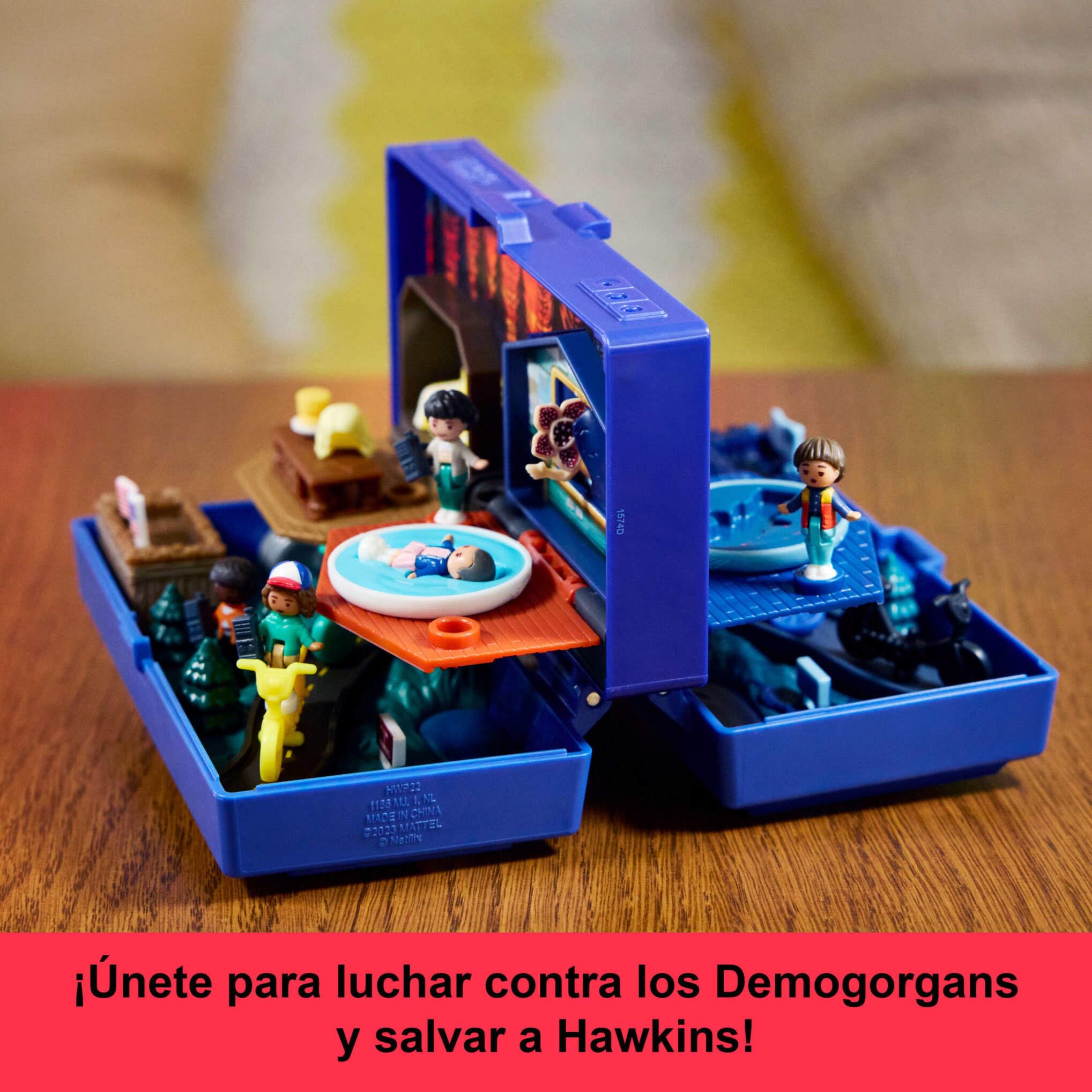 Polly Pocket Estuche Stranger Things con forma de walkie talkie con 6 mini muñecos y 10 accesorios, juguete para coleccionistas inspirado en la serie, +4 años (HWP22)