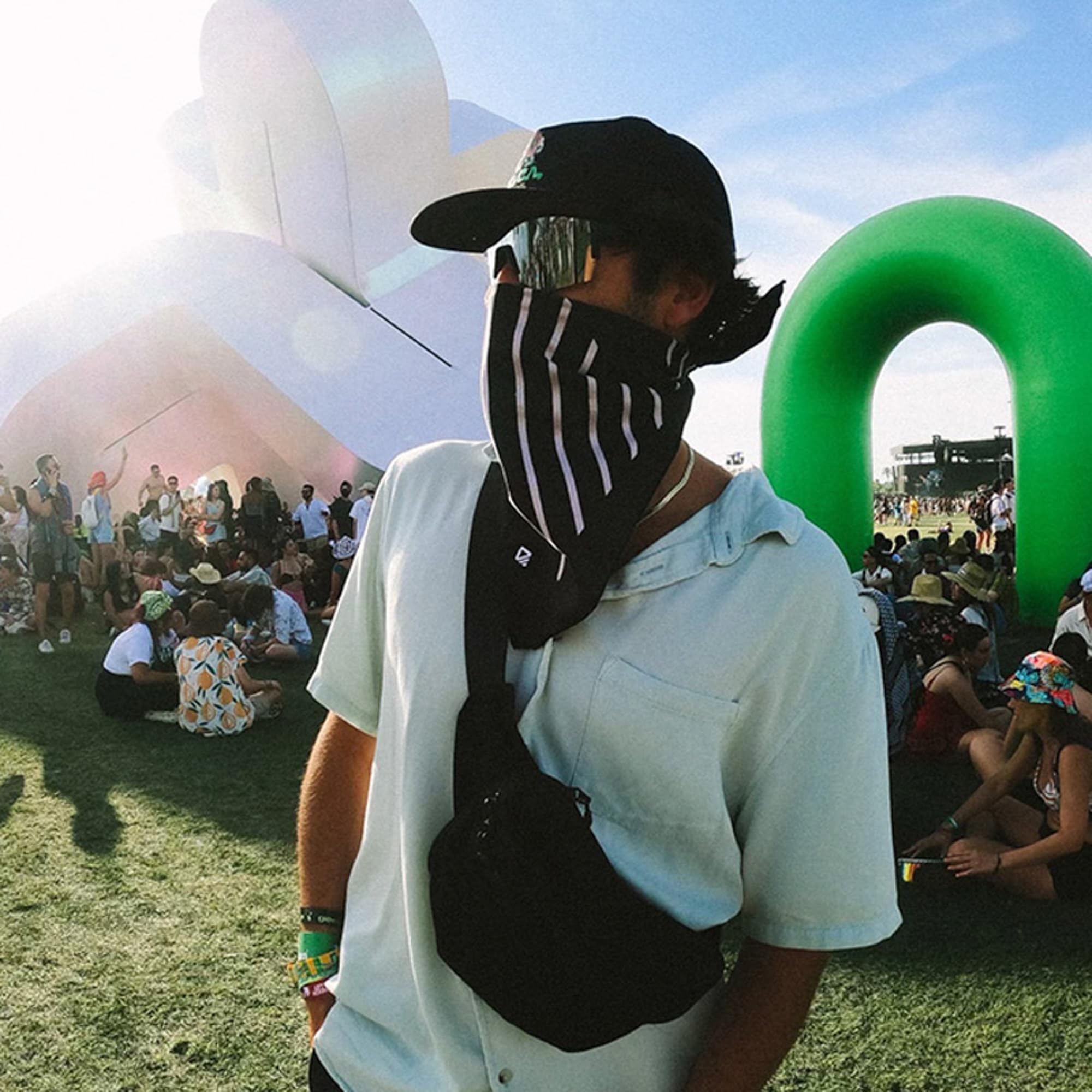 Nomadix Fanny Pack Raven Black - Bolsa cruzada ligera y resistente al agua para senderismo, festivales y viajes, nailon reciclado ecológico con clip para llaves, bolsillos dobles y almacenamiento