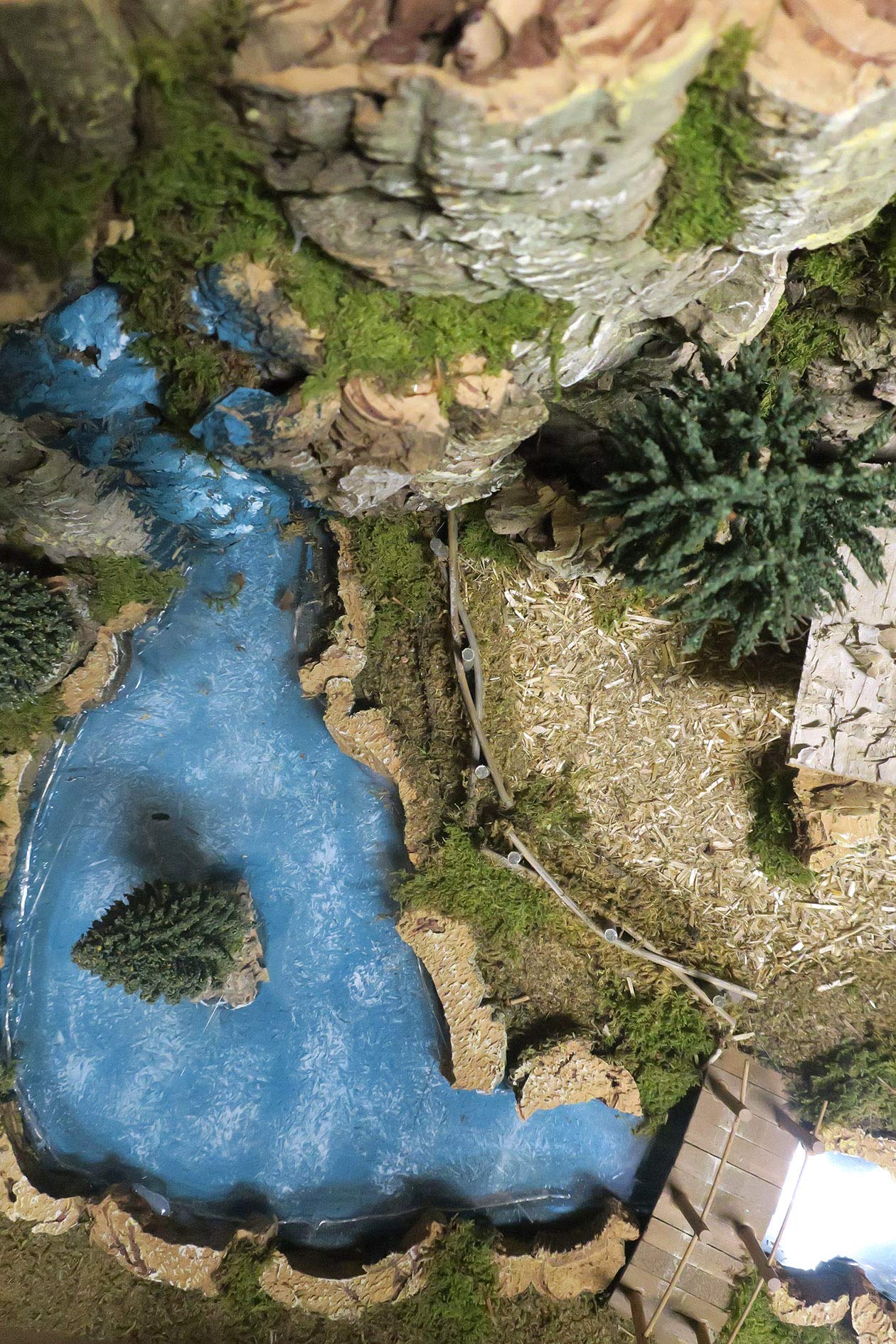 Bertoni Paysage Crèche avec Rivière Lumineuse et Cascade | Cabane, Étang et Paroi Montagne en Bois | Produit Italien | 36x56x25 cm
