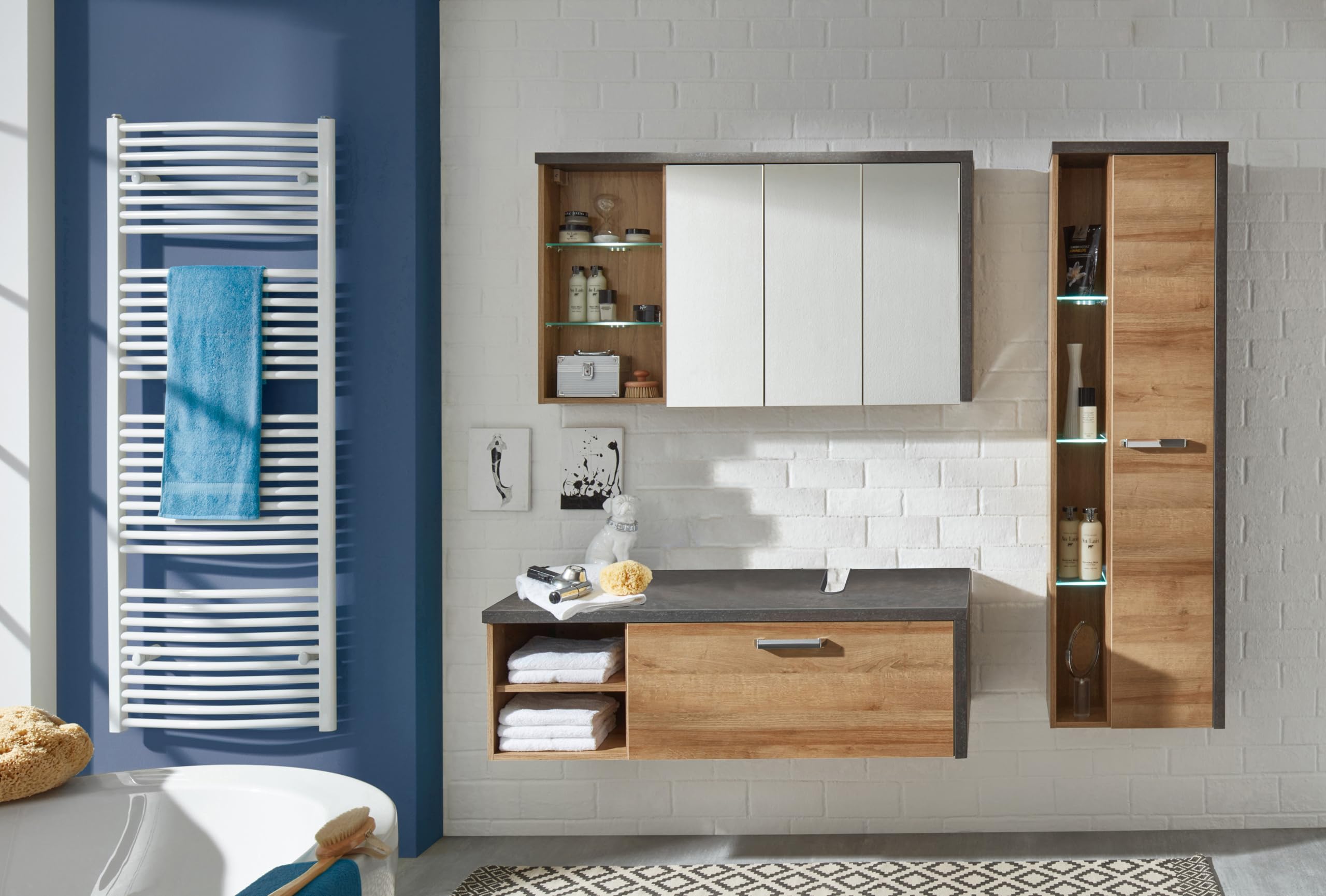 trendteam smart living - Bay - Spiegelschrank - Eiche Riviera/Beton dunkel - moderner Badezimmerspiegel mit 3 offenen Fächern - (BxHxT) 123 x 71 x 18 cm - kratzfest | B 123 x H 71 x T 18 cm · Soft-Close-Dämpfer · feuchtraumgeeignet · 2 Glasböden · optiona