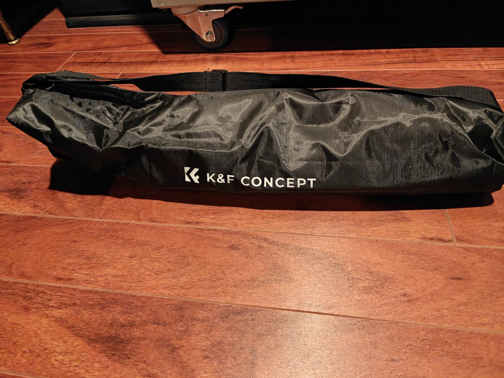 Extremely sturdy - and able to handle quite some weight - was fine with my projector!