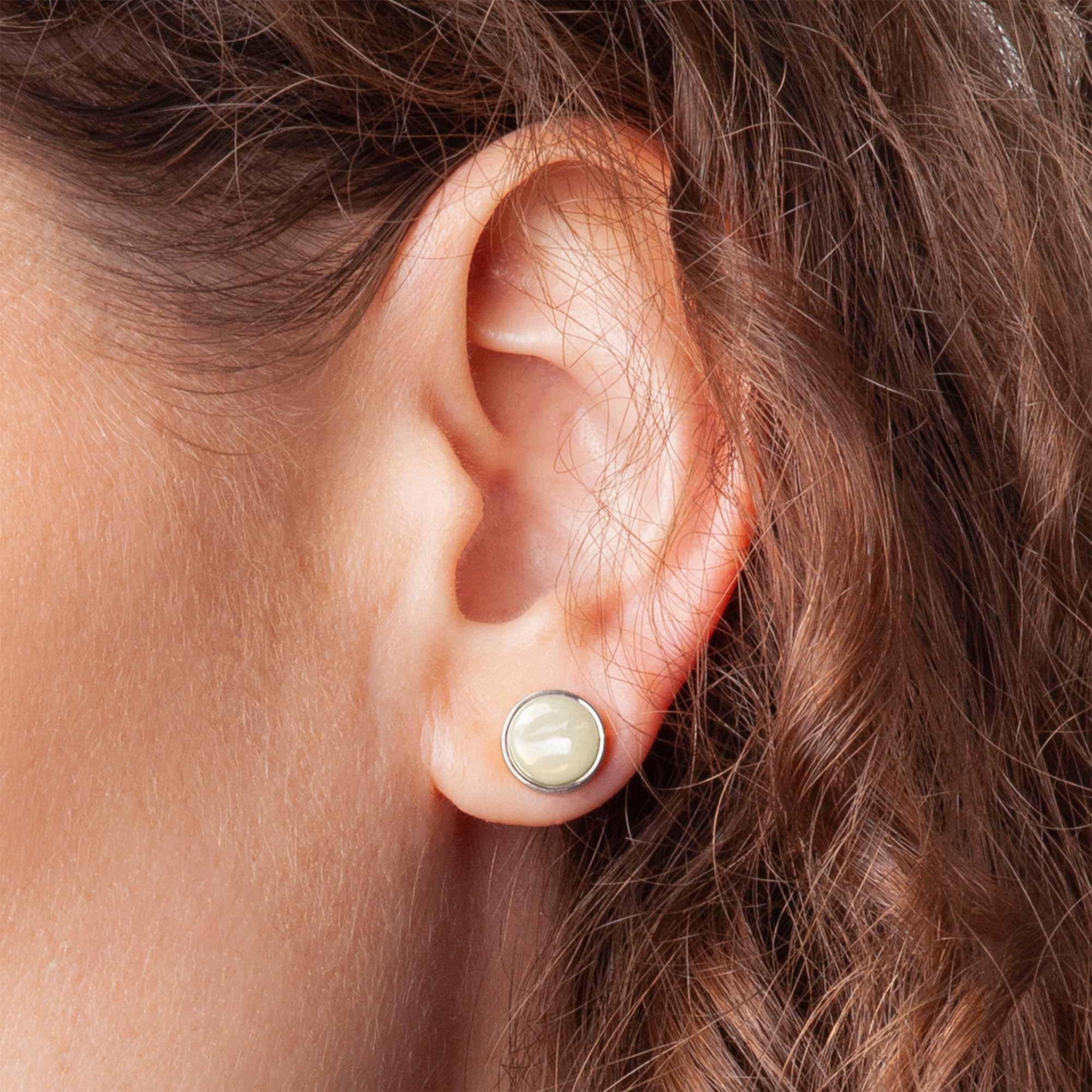Kleine Ohrstecker silber mit Stein • Ohrringe für Damen in schwarz und weiß • Nachhaltiger Modeschmuck aus Edelstahl & recyceltem Glas mit Perlmutt Optik • Ø 9mm