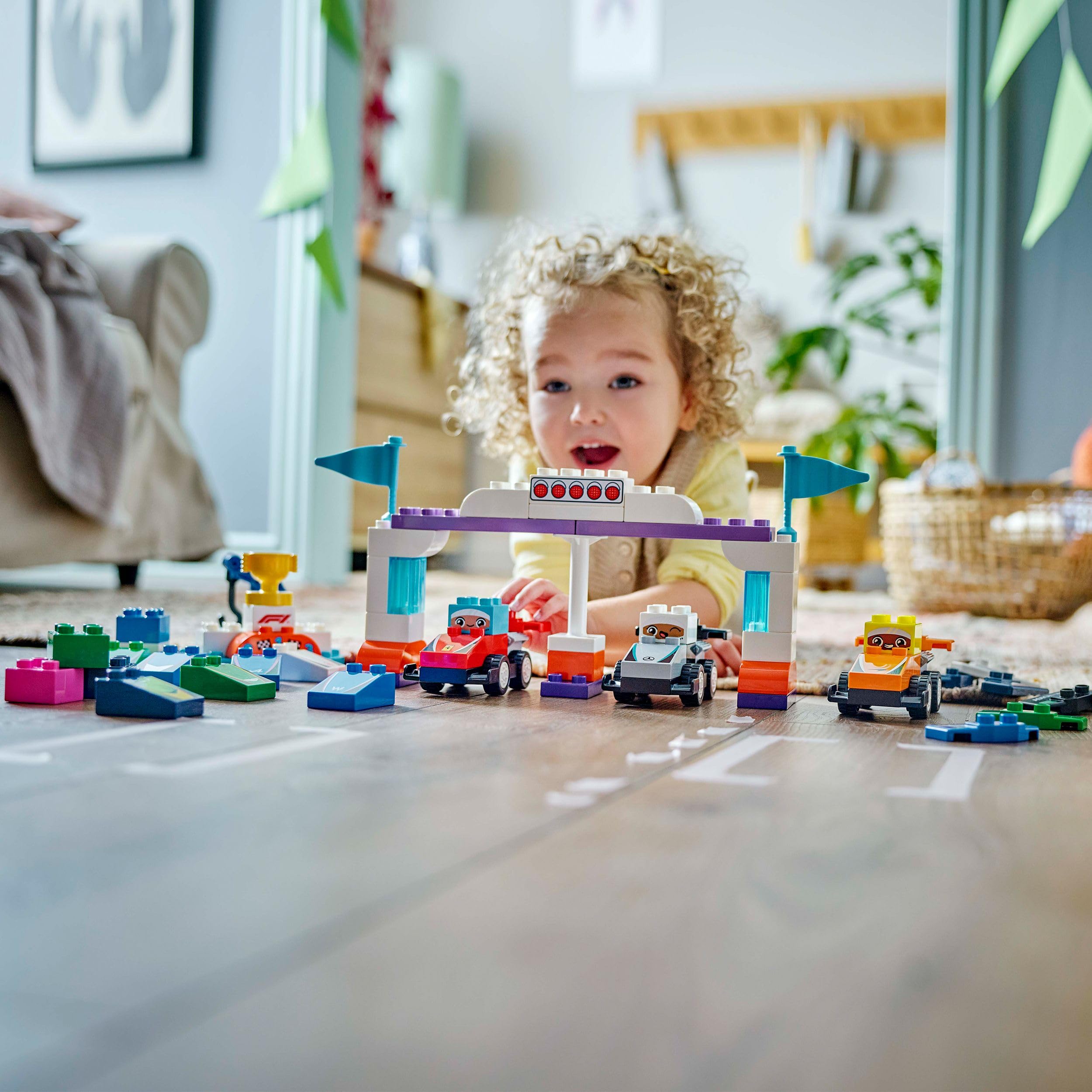 LEGO Duplo Mi Ciudad Coches de Carreras y Pilotos del Equipo de F1 - Juguete para Motricidad Fina para Niños y Niñas de 2+ Años - 10 Coches de Juguete con Semáforo y Trofeo - Idea de Regalo 10445
