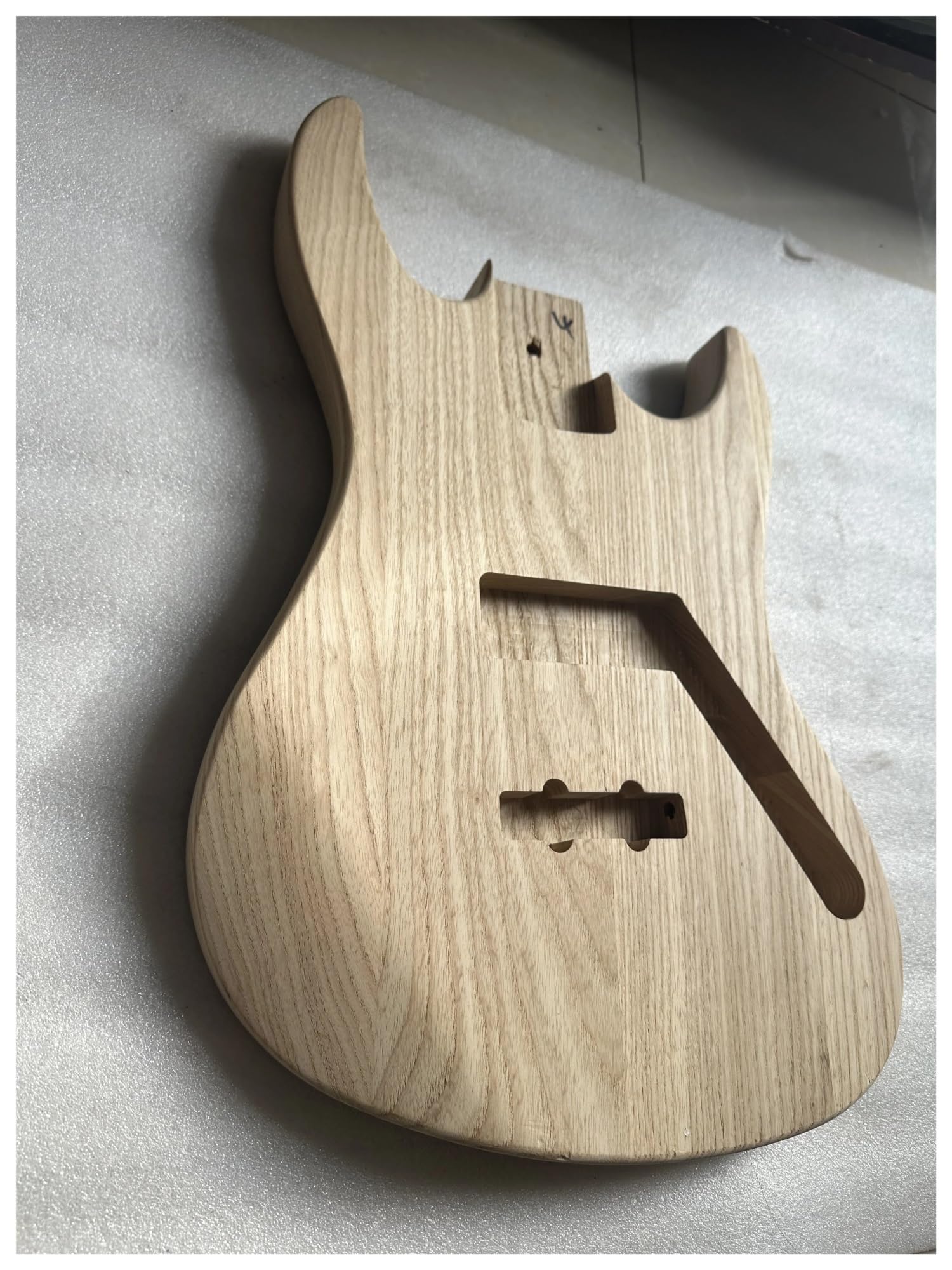 Cuerpo de bajo eléctrico sin terminar, cuerpo de madera de fresno en blanco for JB,