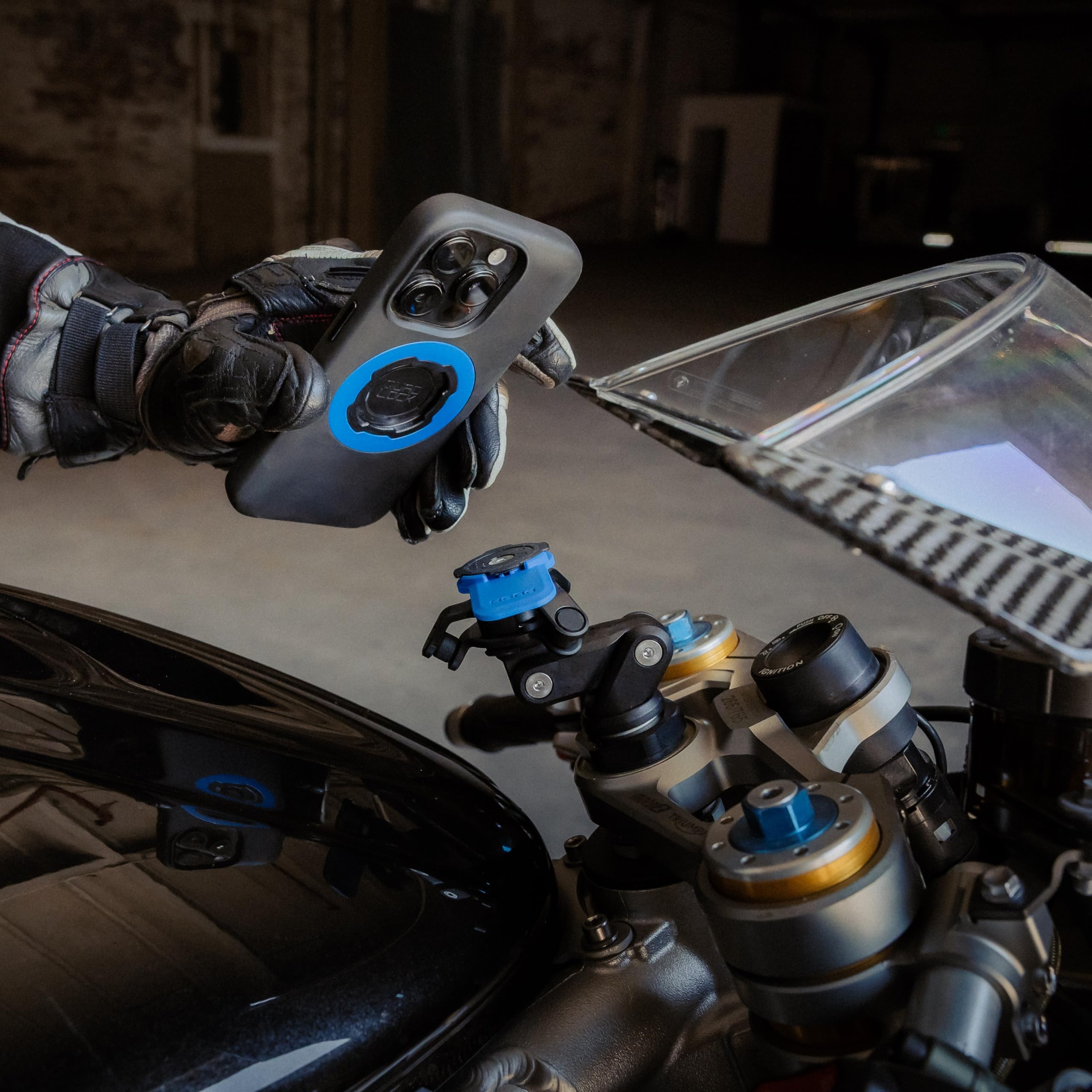 QUAD LOCK Soporte de Teléfono para Tubo de Dirección de Moto (V2) con Amortiguador de Vibraciones y Funda mag para Pixel 8a
