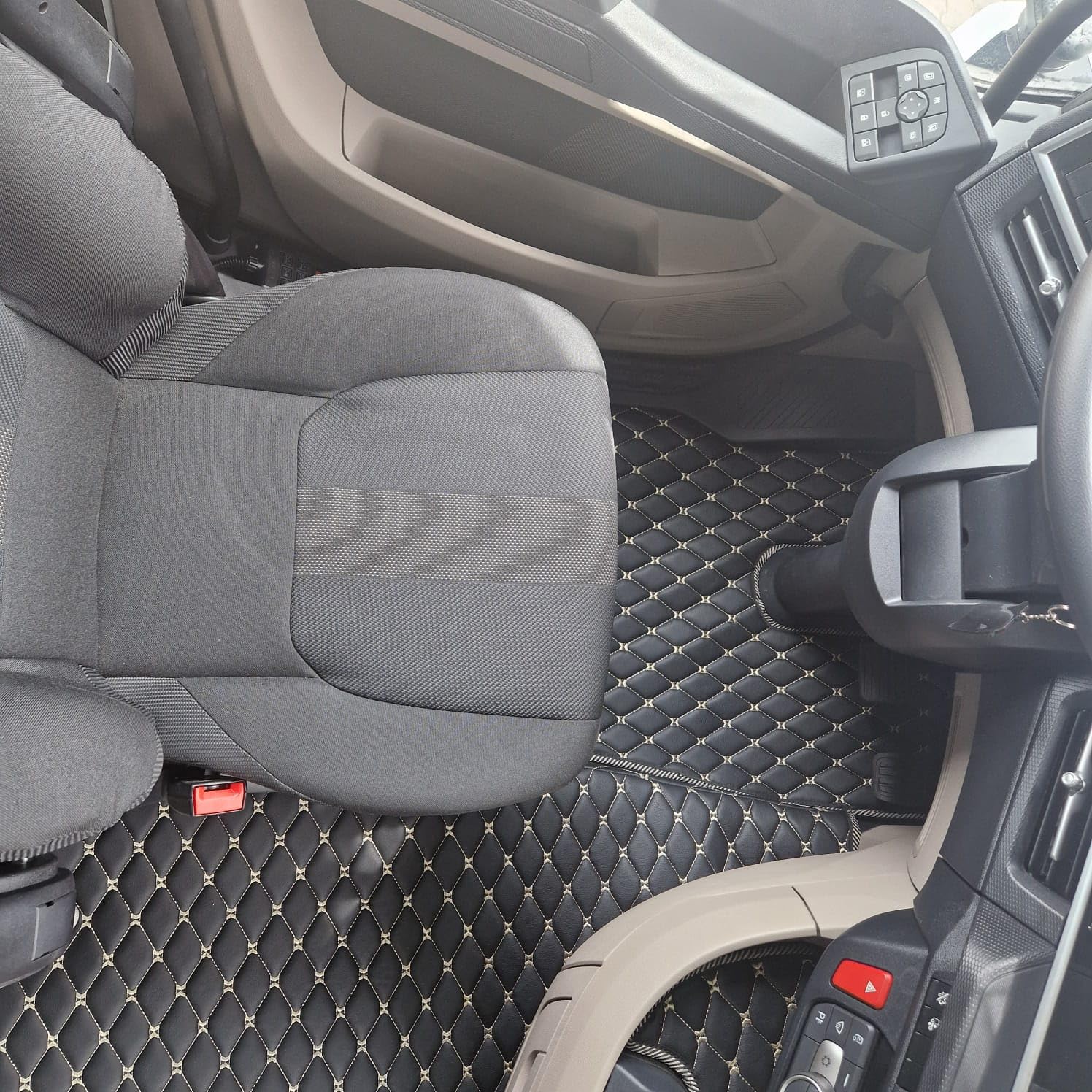 Dywaniki do samochodu ciężarowego pasują do DAF XG 2022+ mata pod stopy (materiał czarny, nici beżowe)