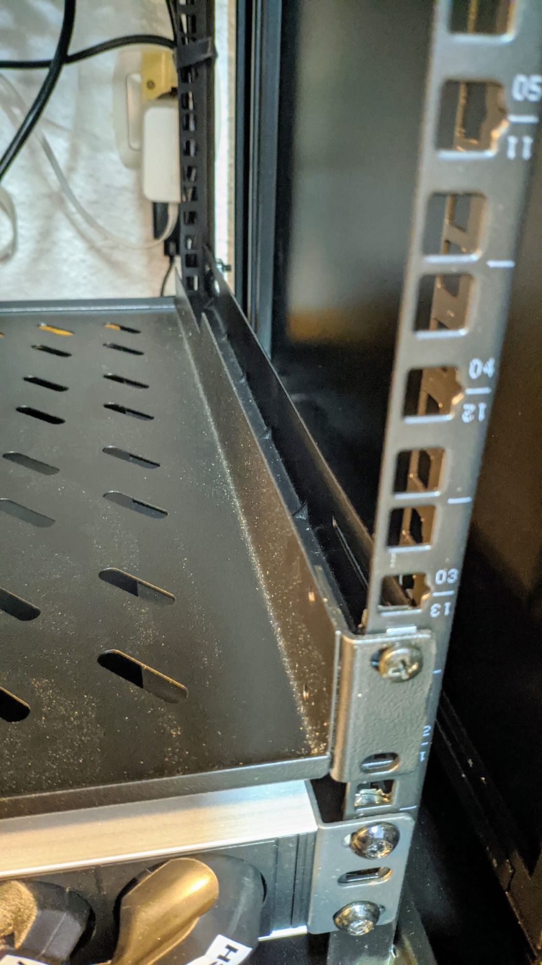 DIGITUS Professional DN-19 TRAY-1-400-SW installed in a rack