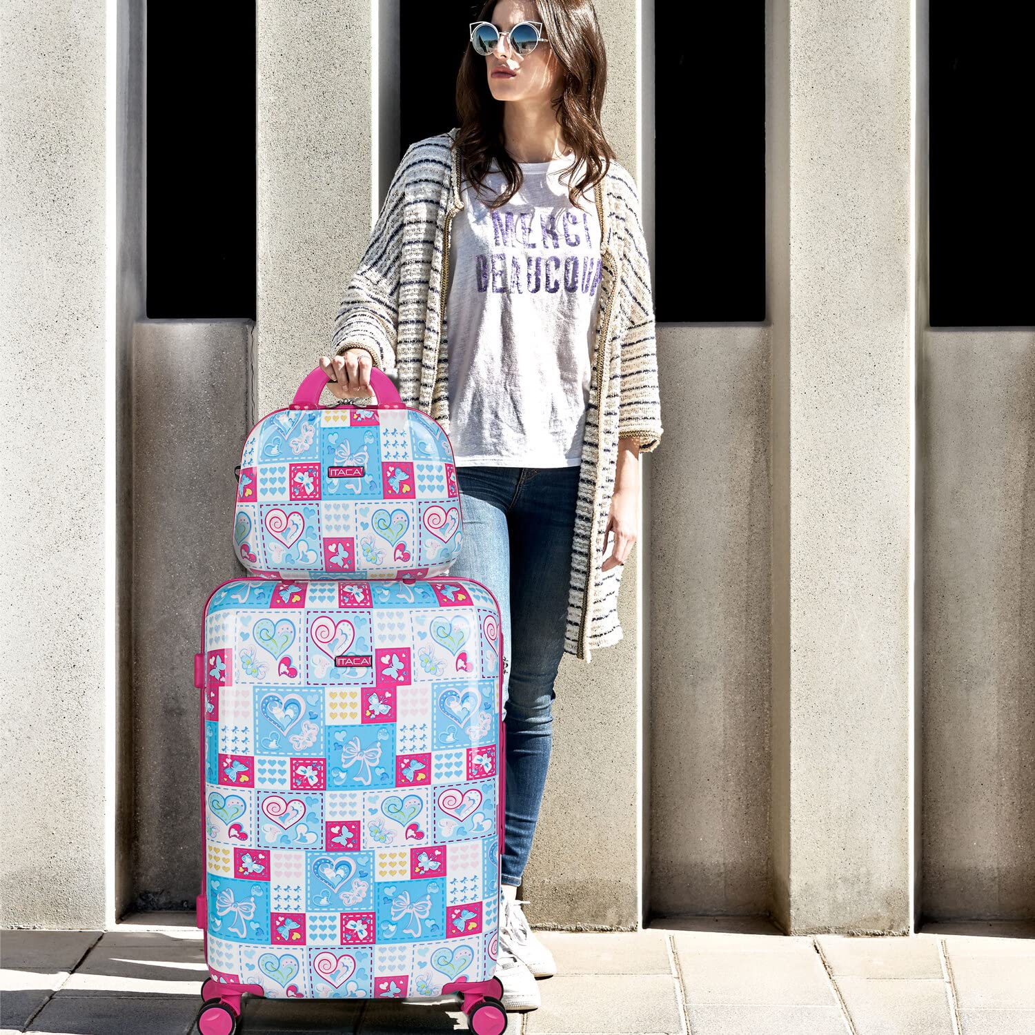 ITACA - Maleta Mediana rígida con 4 Ruedas giratorias, Cierre Seguro Candado de Combinación y diseño Resistente, Apta para 23 Kilos Viajes Largos y escapadas. con Neceser, Azul-Fucsia