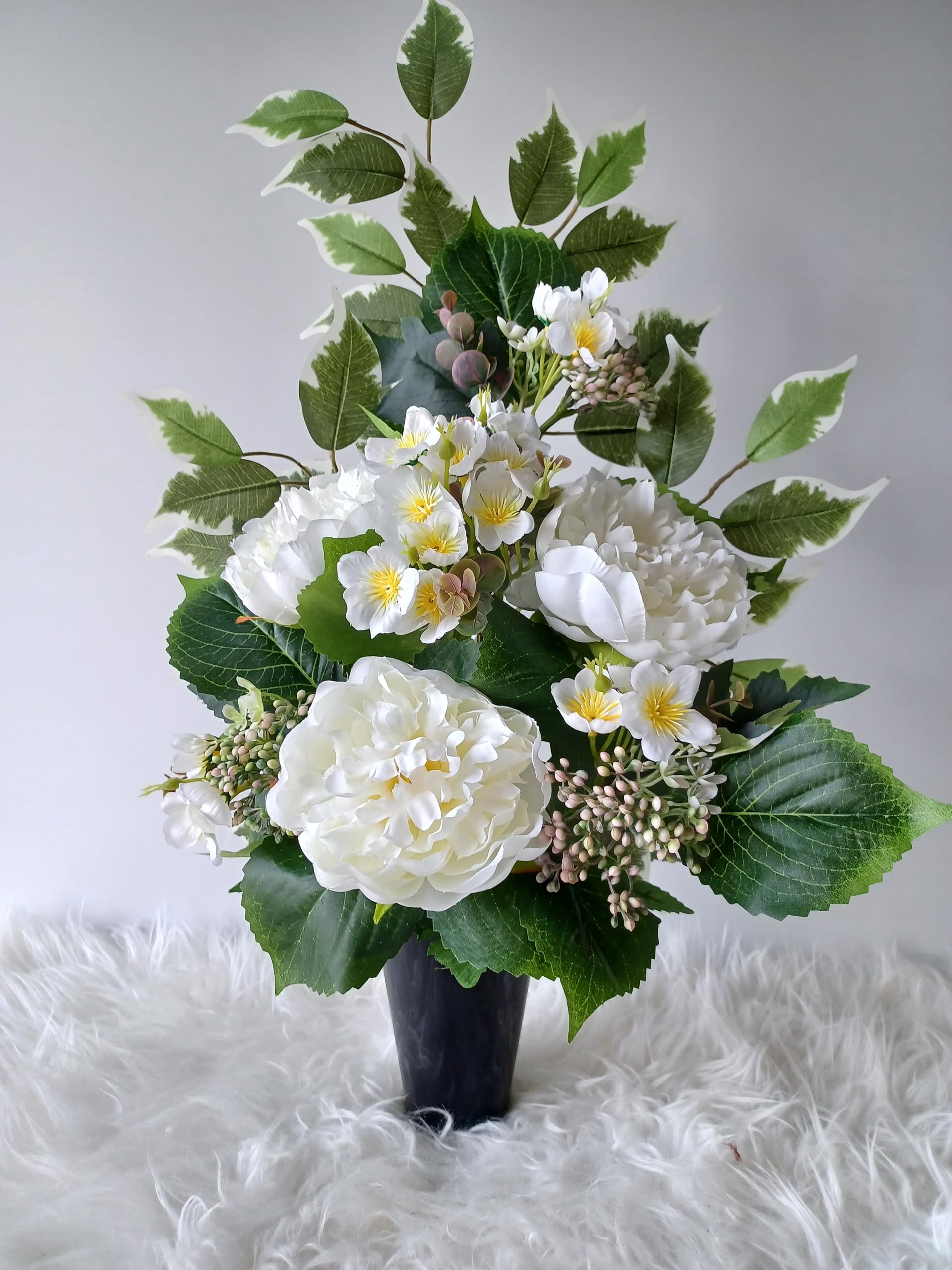 Composition de Fleurs Artificielles en Cône Lesté Ciment pour Une Parfaite Tenue à L' extérieur. Réalisé par nos Soins, Fleurs de Qualité.