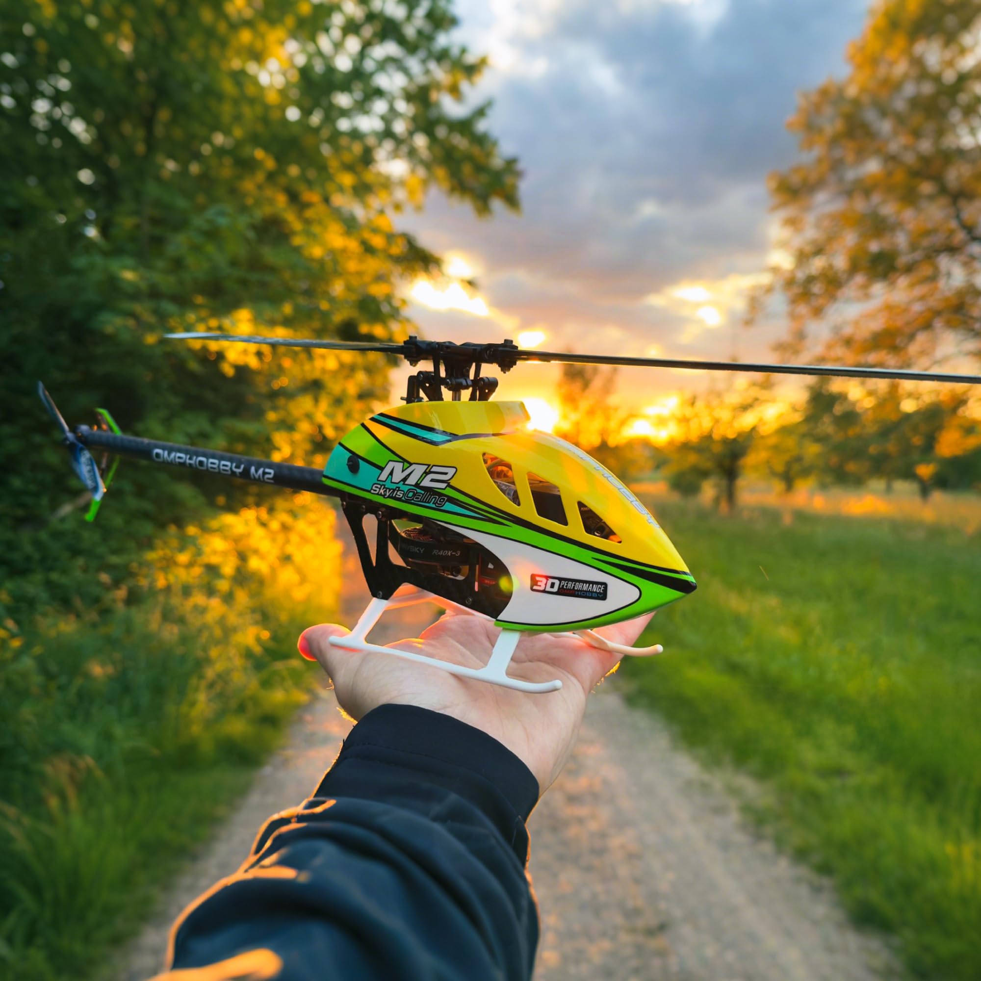 OMPHOBBY M2 V3 PRO RC Hubschrauber für Erwachsene, Unterstützt APP-Tuning und Telemetrie, 6Kanal 3D Bürstenlos-Direktantrieb, 320g Leicht, OFS3 Flugsteuerung, 200er Mini Helikopter Outdoor Orange PNP
