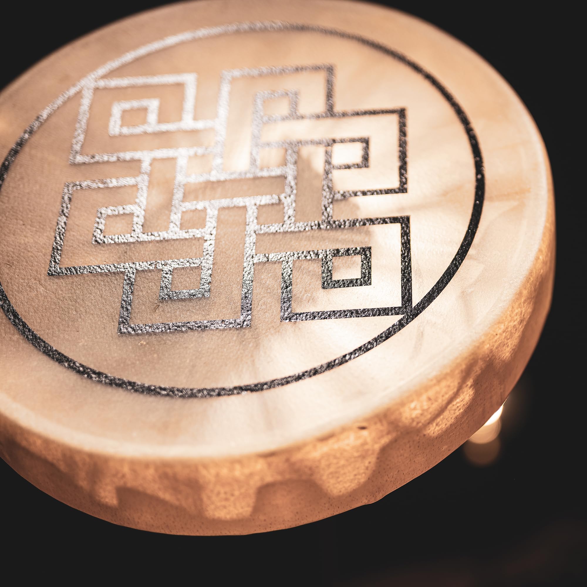 Sonic Energy Frame Drum 15 Pollici – Endless Knot – Tamburo a mano per meditazione, viaggi sonori, percussioni – Strumento sciamanico con pelle di bufalo – incluso battente (HOD15-EK)