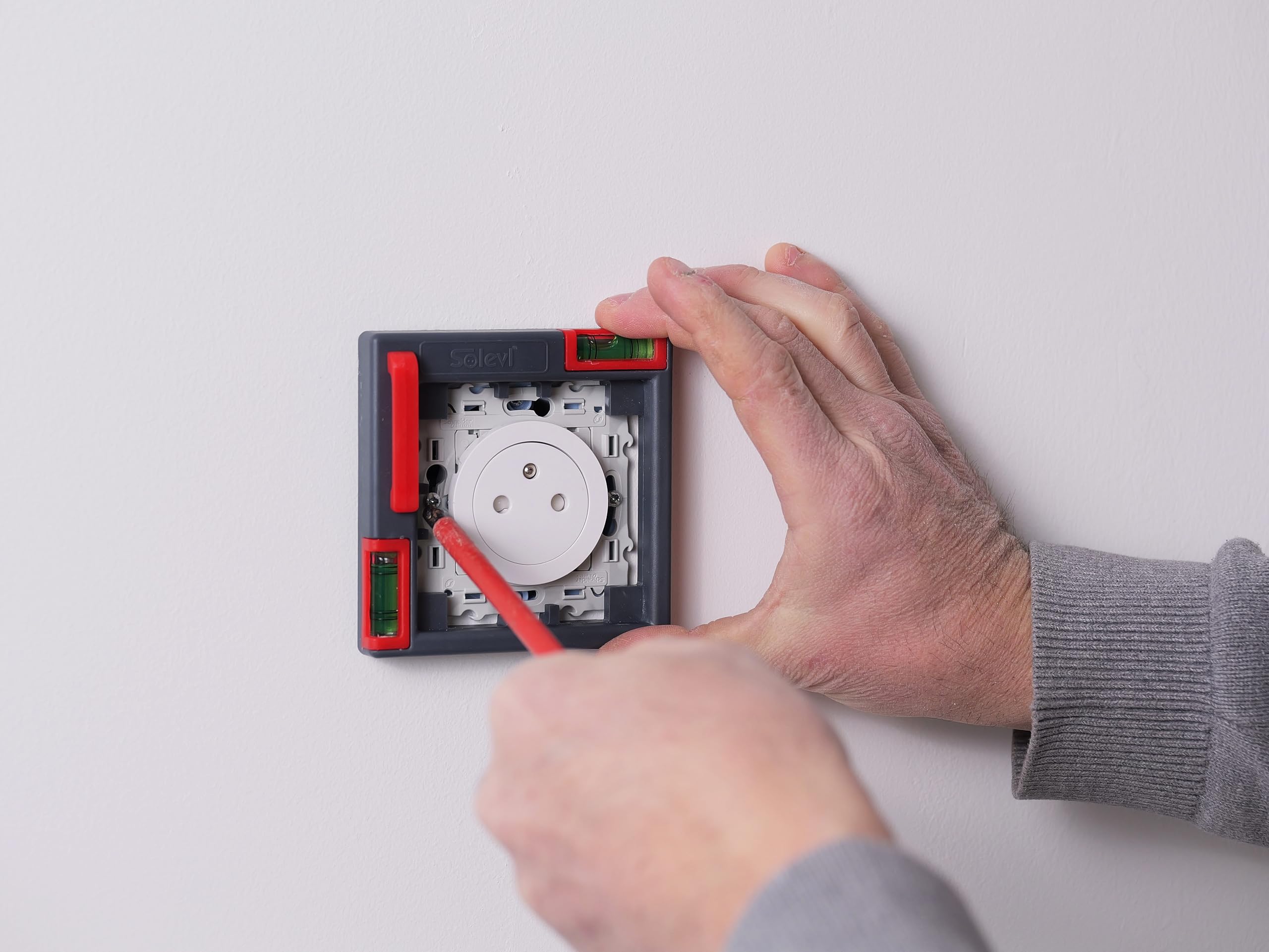 Gabarit, niveau électricien pour pose d'appareillage électrique