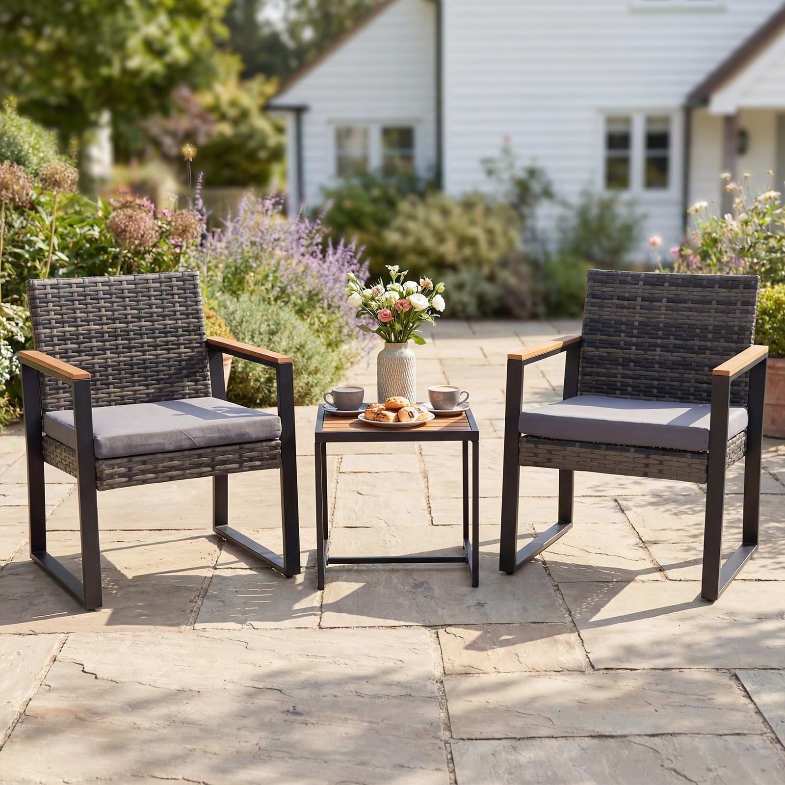 COSTWAY Set Salottino da Esterno in Rattan 3 pezzo, Set Mobili da Giardino Include 1 Tavolino Quadrato e 2 Poltrone Comode con Cuscino Imbottito e Telaio in Acciaio, per Balcone e Terrazzo (Grigio)