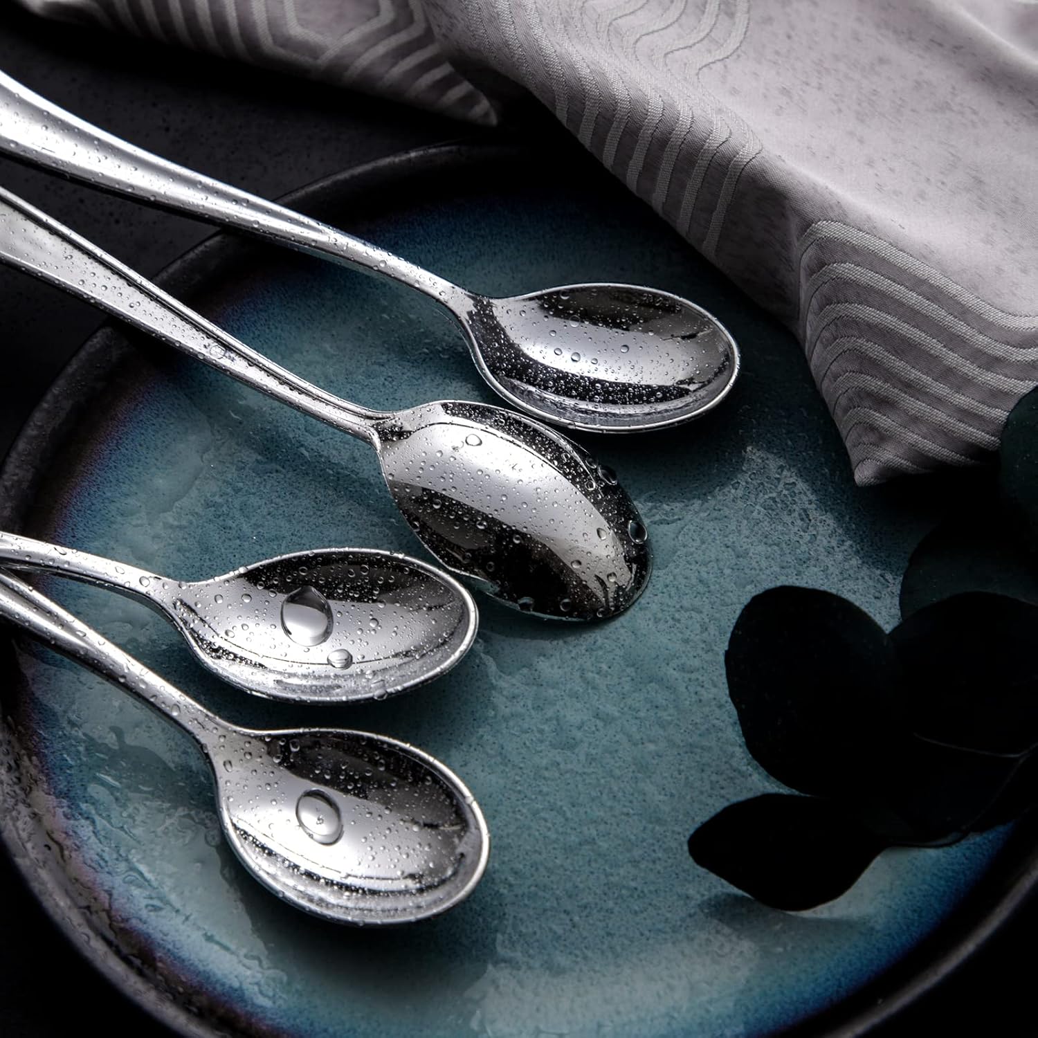 Liacere 200PCS Silver Plastic Spoons - Heavy Duty Disposable Spoons - dessert Spoons for Wedding & Party & New Year & Valentine's Day& Christmas - Image 5