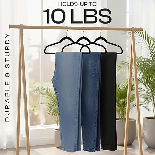 Vista 5 de Utopia Home Velvet Hanger - Paquete de 20 perchas delgadas antideslizantes de lujo para pantalones y abrigos, perchas fuertes que ahorran espacio
